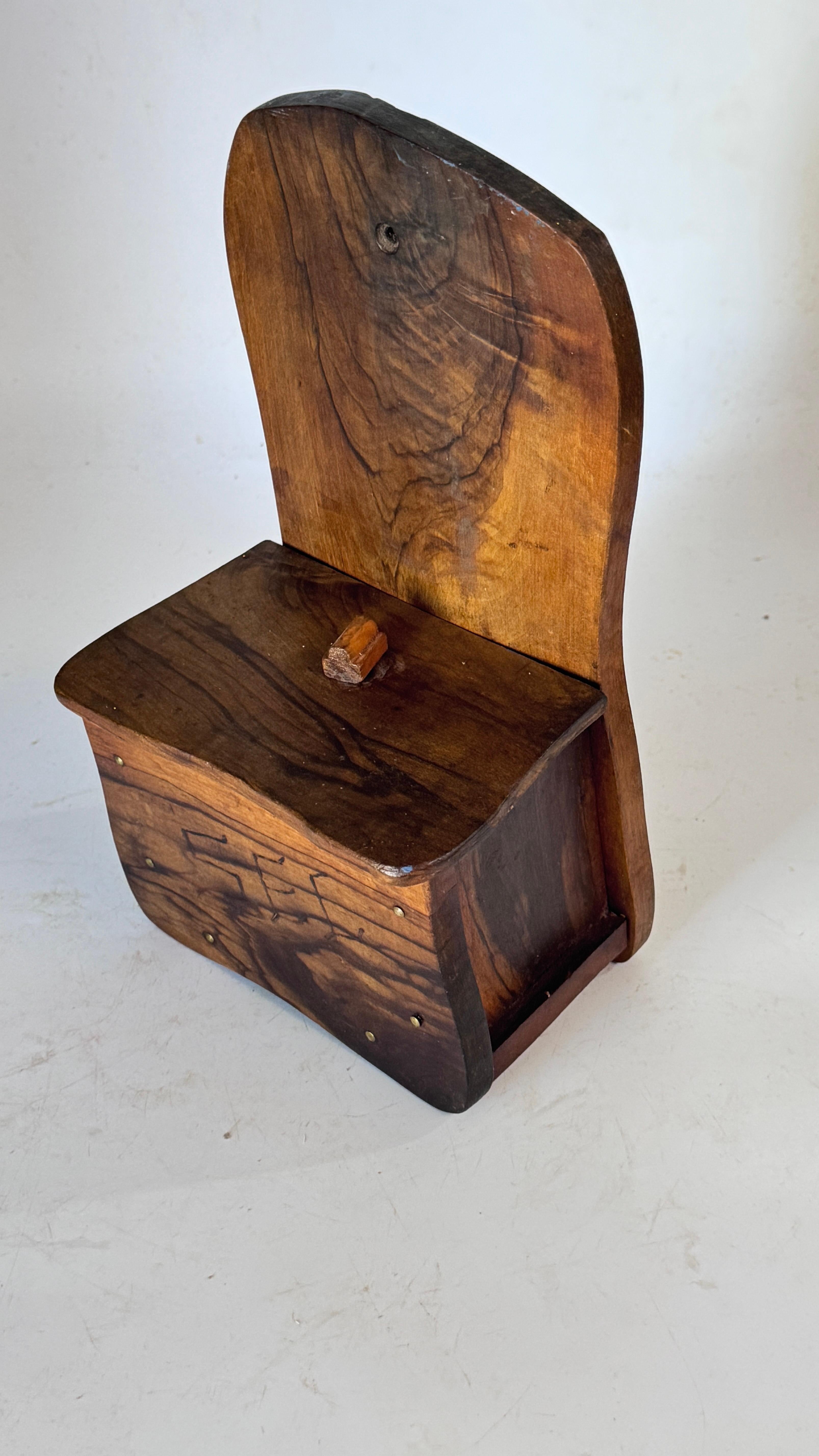 French Rustic Olive Wood Salt Box – Wall-Mounted – 1970s Artisan Craft In Good Condition For Sale In Auribeau sur Siagne, FR