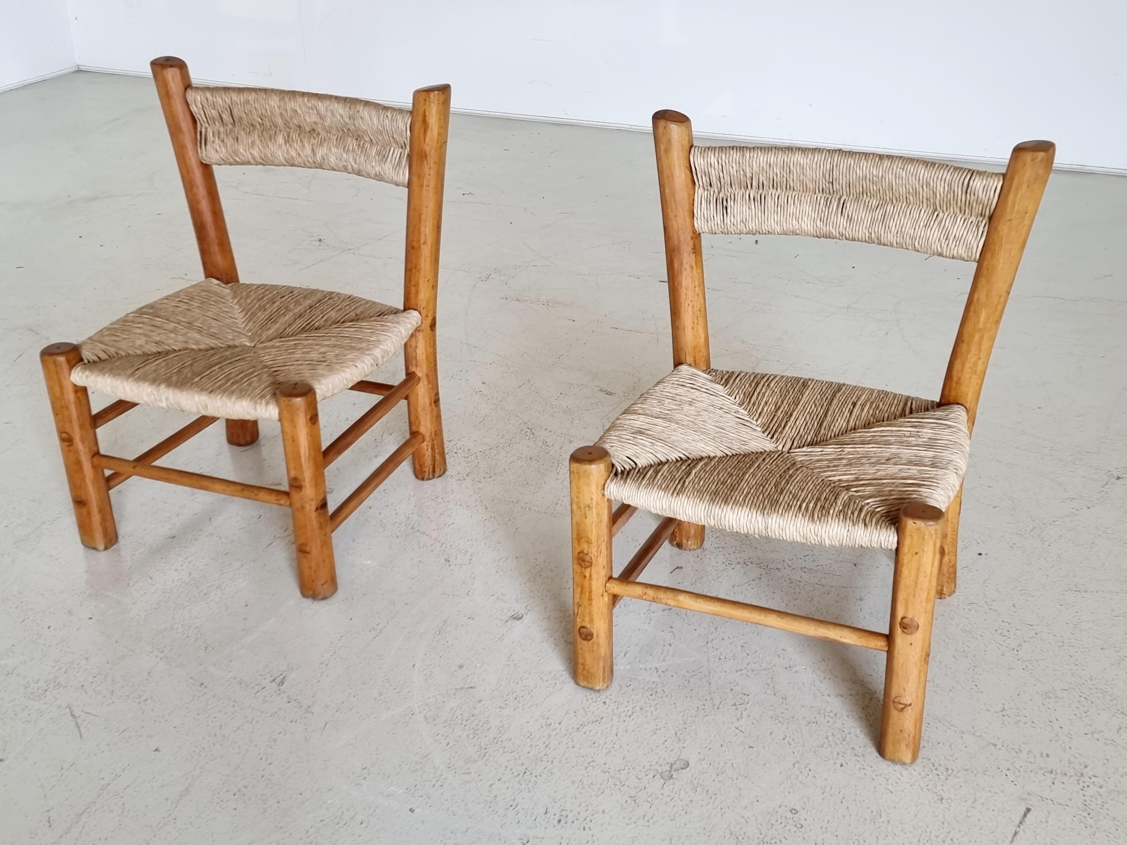 Set of 2 chairs, elmwood, straw, France, 1960s.

These beautifully constructed farmer chairs have a rustic character with great quality of elegance. The seat and back are covered with straw that adds a warm touch to the chairs. The backrests point