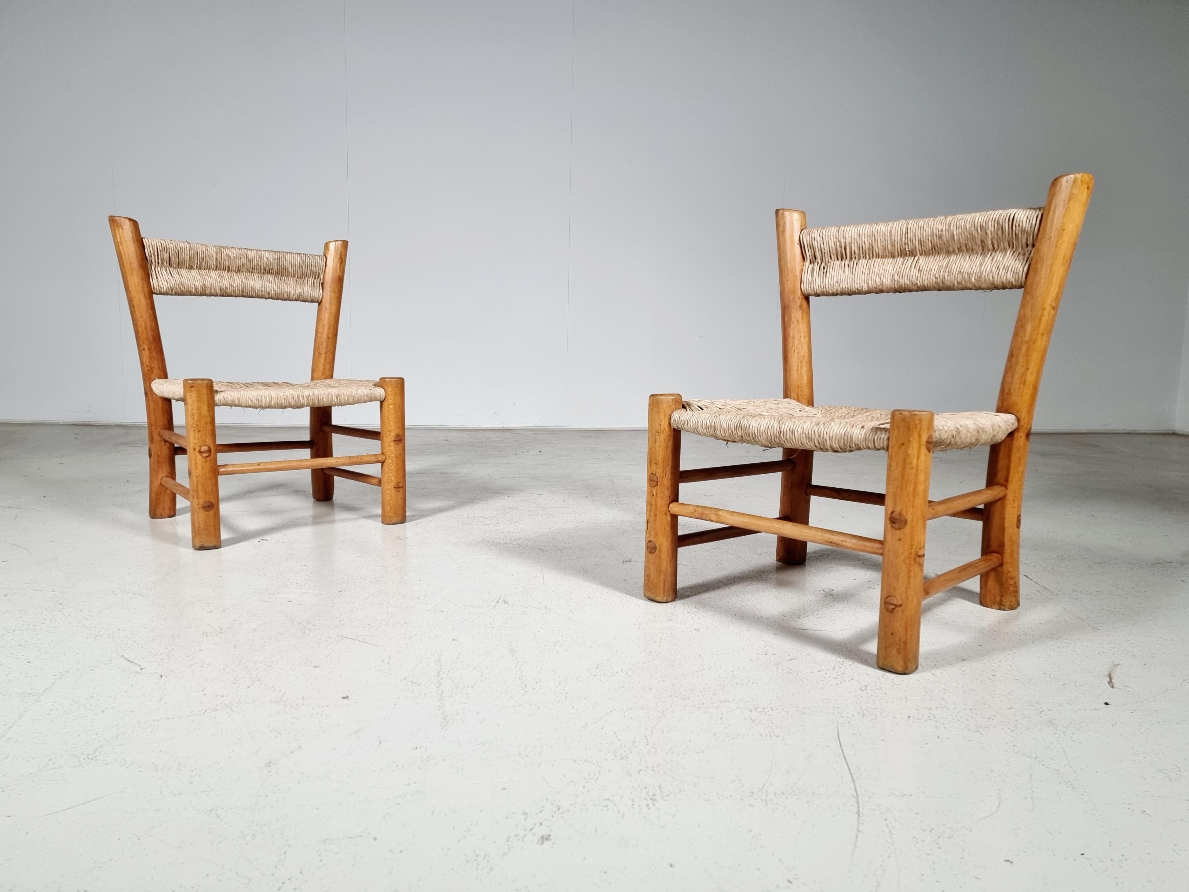 Mid-Century Modern French Rustic Pair of  Low Chairs in Elm Wood and Straw, 1960s For Sale