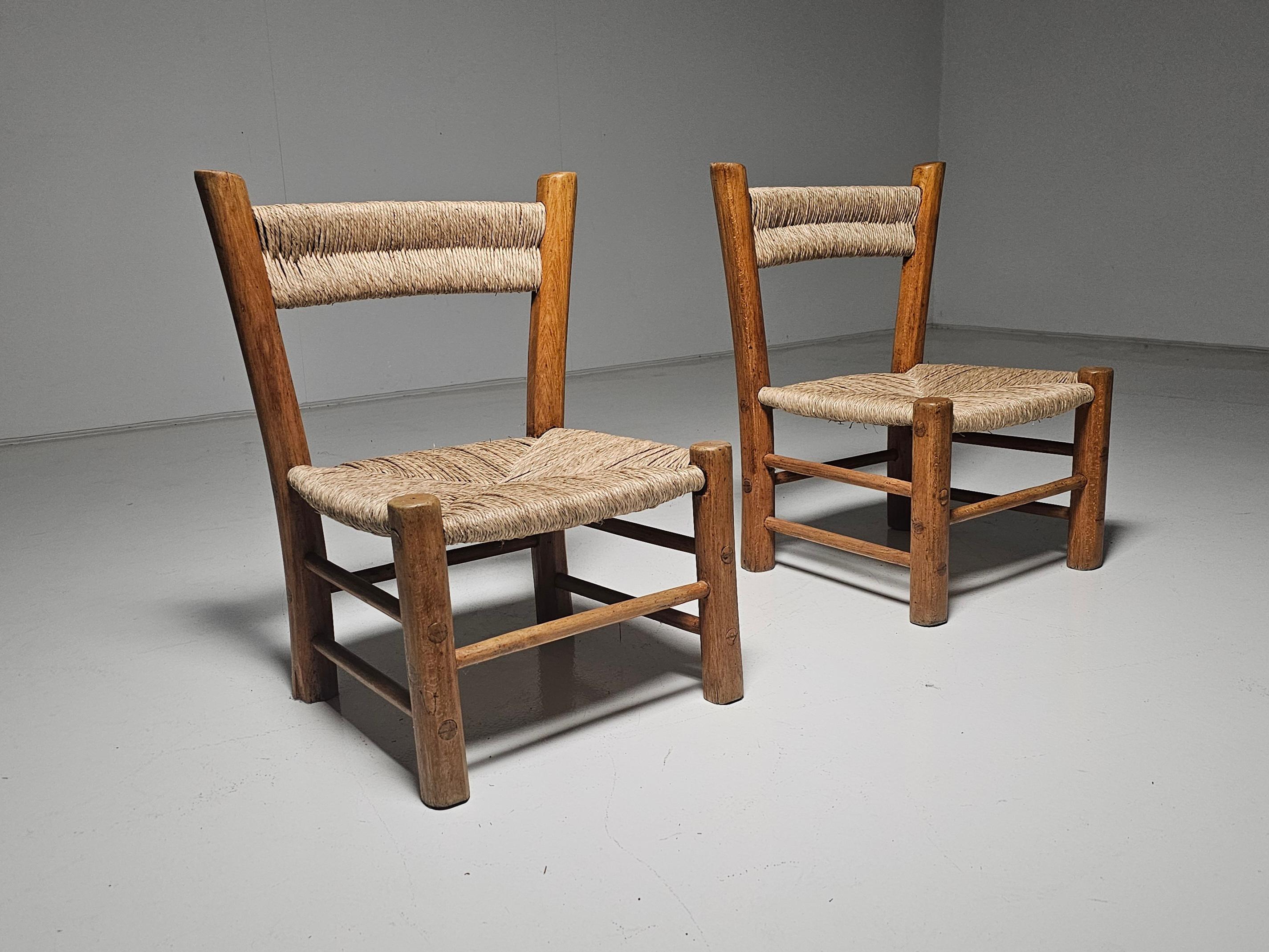 Mid-Century Modern French Rustic Pair of  Low Chairs in Elm Wood and Straw, 1960s For Sale