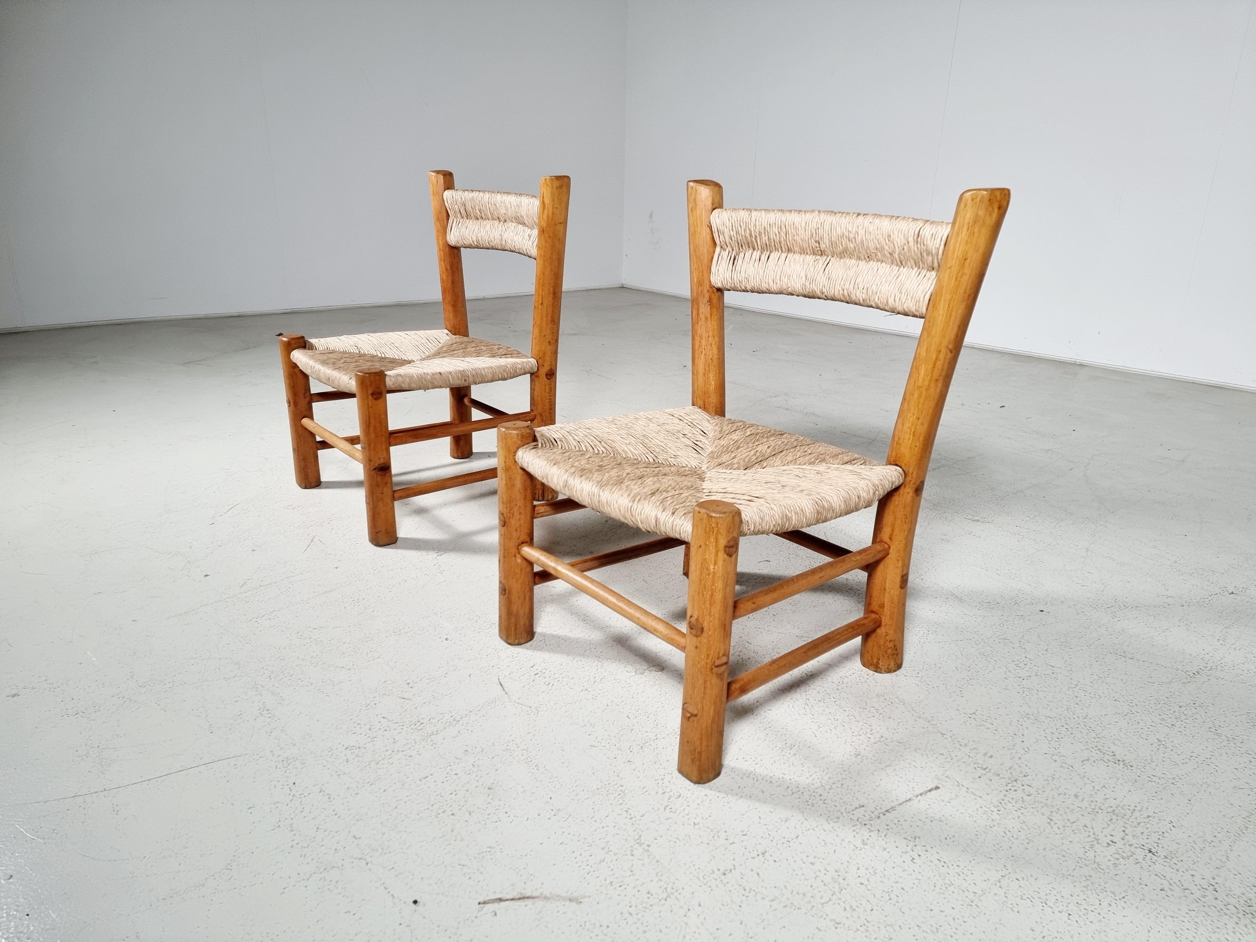 European French Rustic Pair of  Low Chairs in Elm Wood and Straw, 1960s For Sale