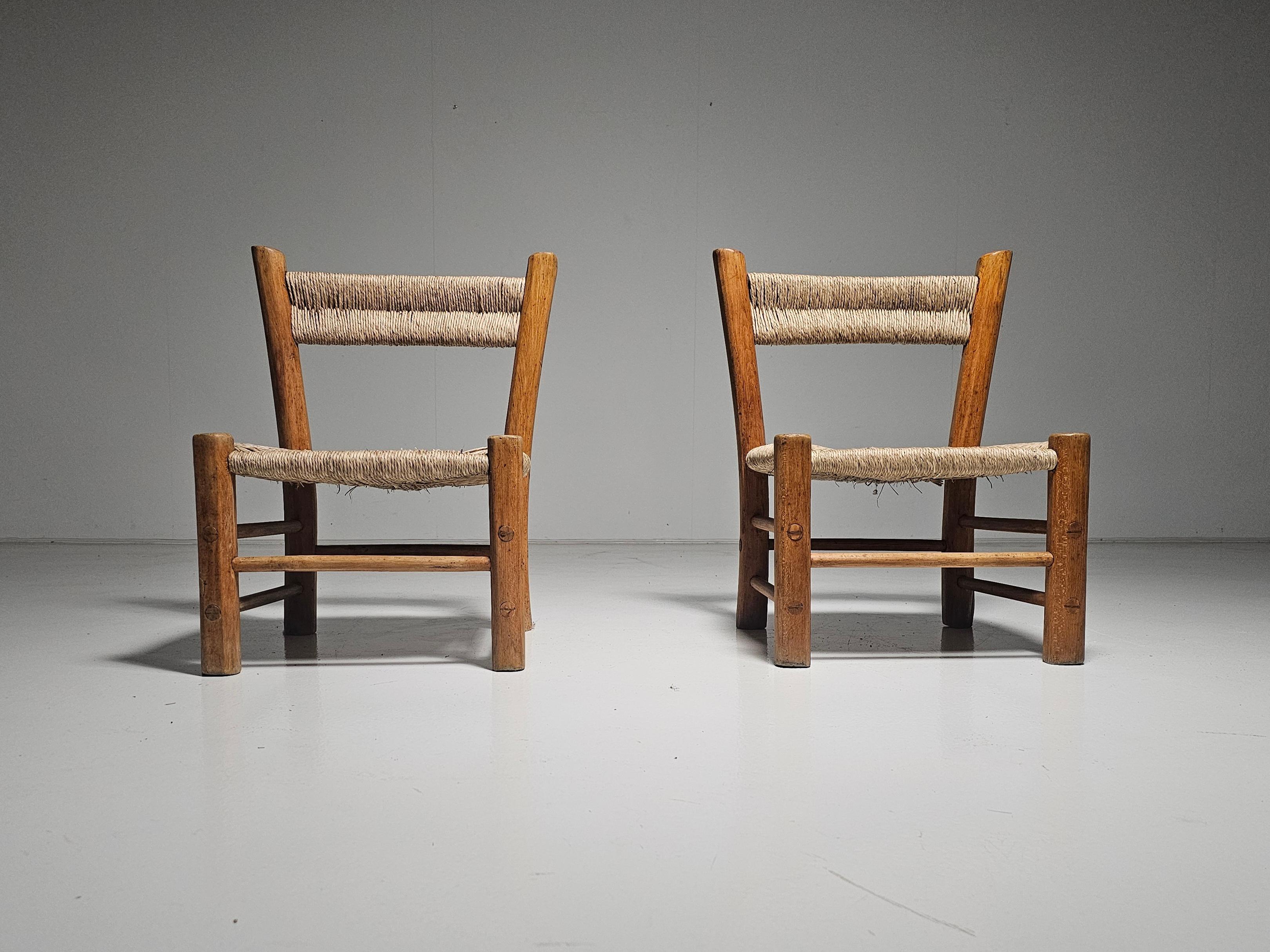 European French Rustic Pair of  Low Chairs in Elm Wood and Straw, 1960s For Sale
