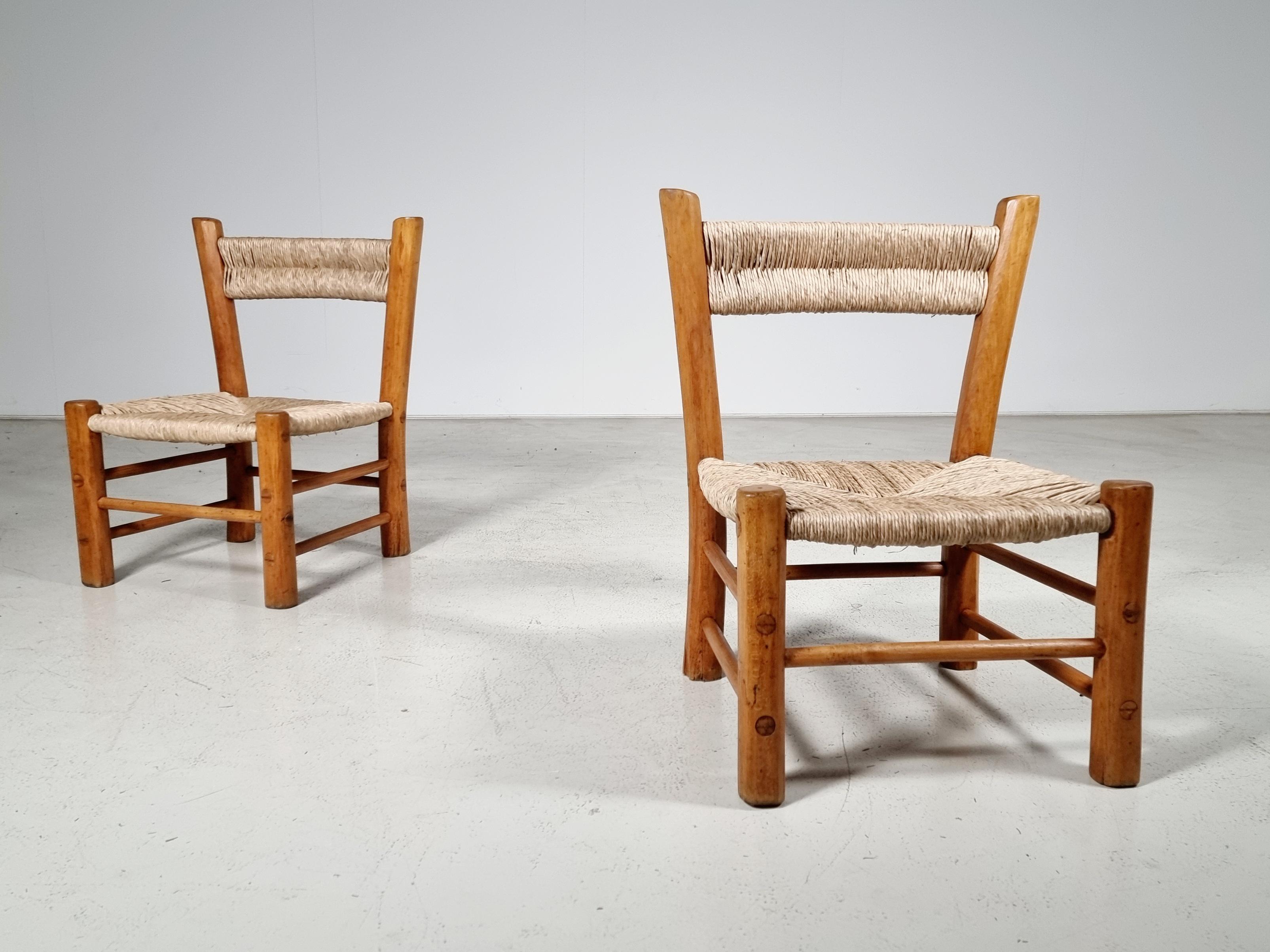 French Rustic Pair of  Low Chairs in Elm Wood and Straw, 1960s In Good Condition For Sale In amstelveen, NL