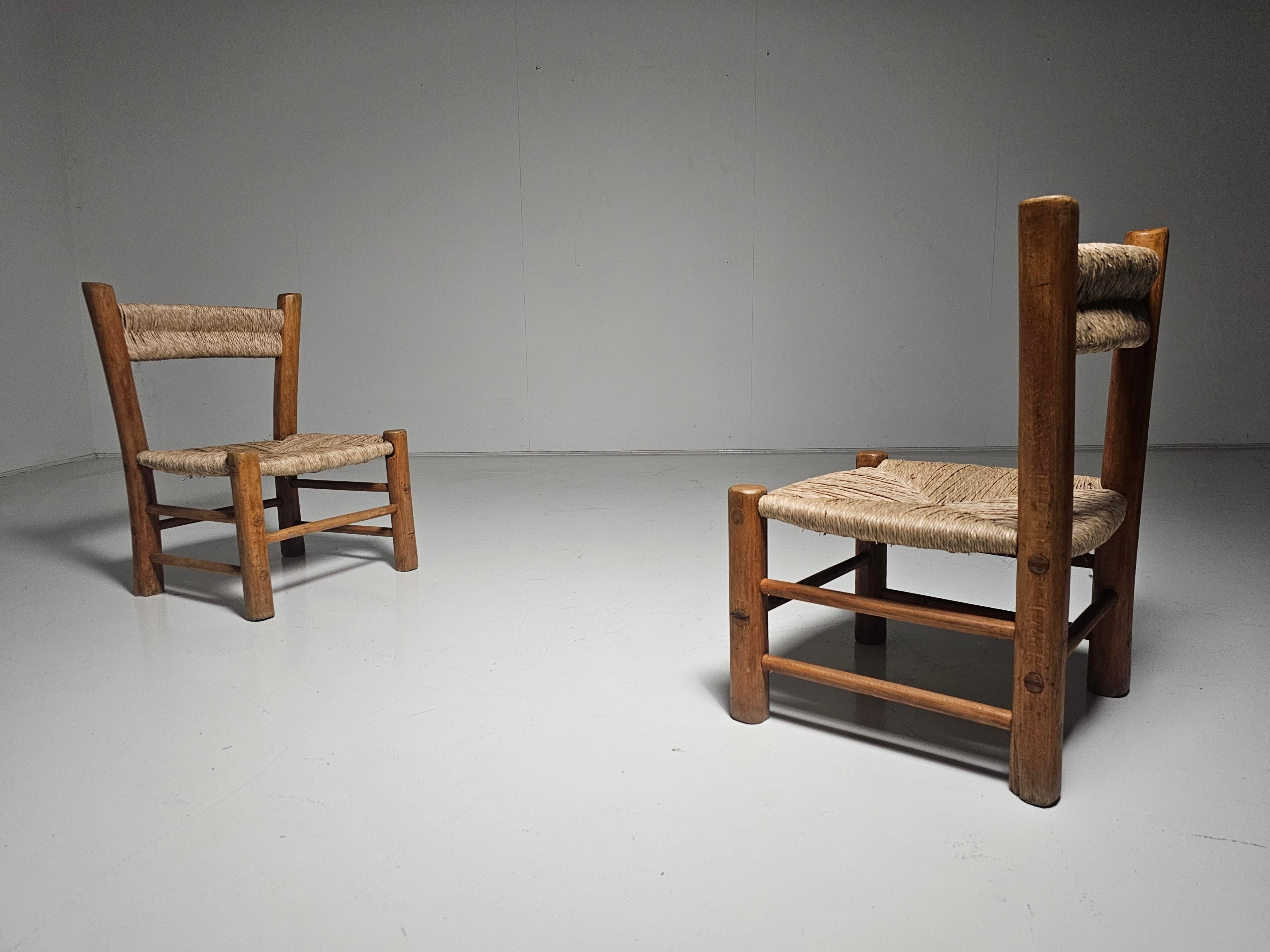 French Rustic Pair of  Low Chairs in Elm Wood and Straw, 1960s In Good Condition For Sale In amstelveen, NL