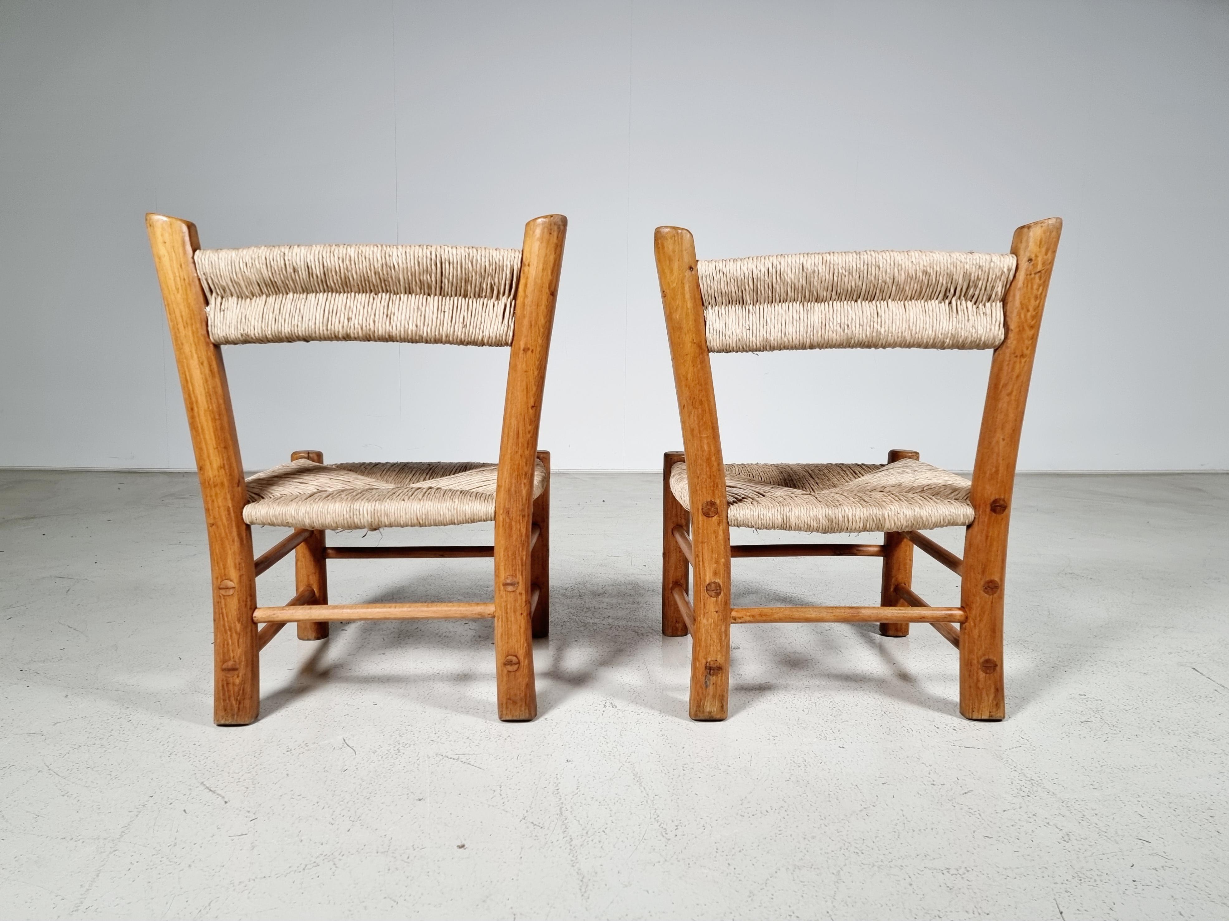 Mid-20th Century French Rustic Pair of  Low Chairs in Elm Wood and Straw, 1960s For Sale