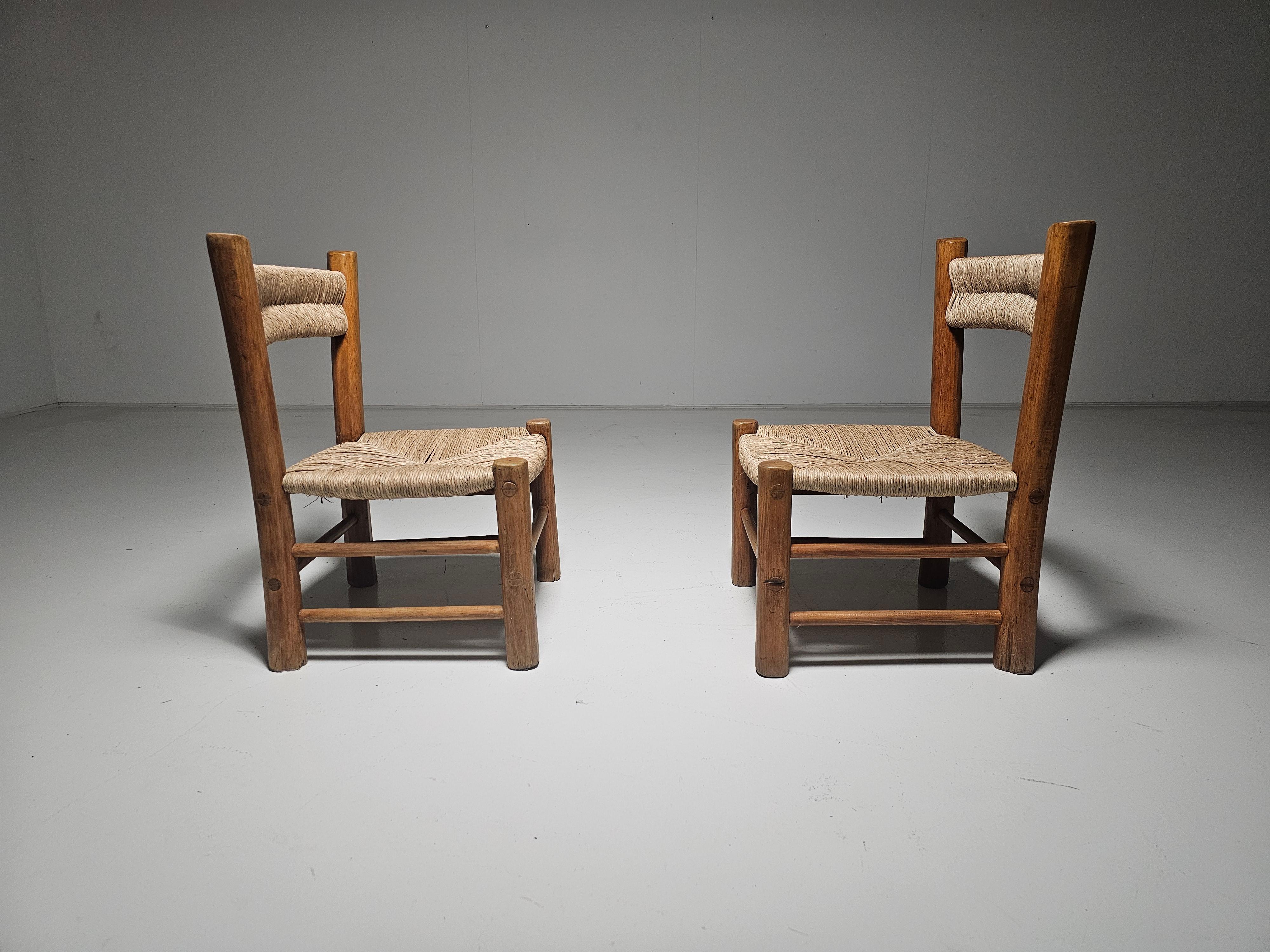 Mid-20th Century French Rustic Pair of  Low Chairs in Elm Wood and Straw, 1960s For Sale