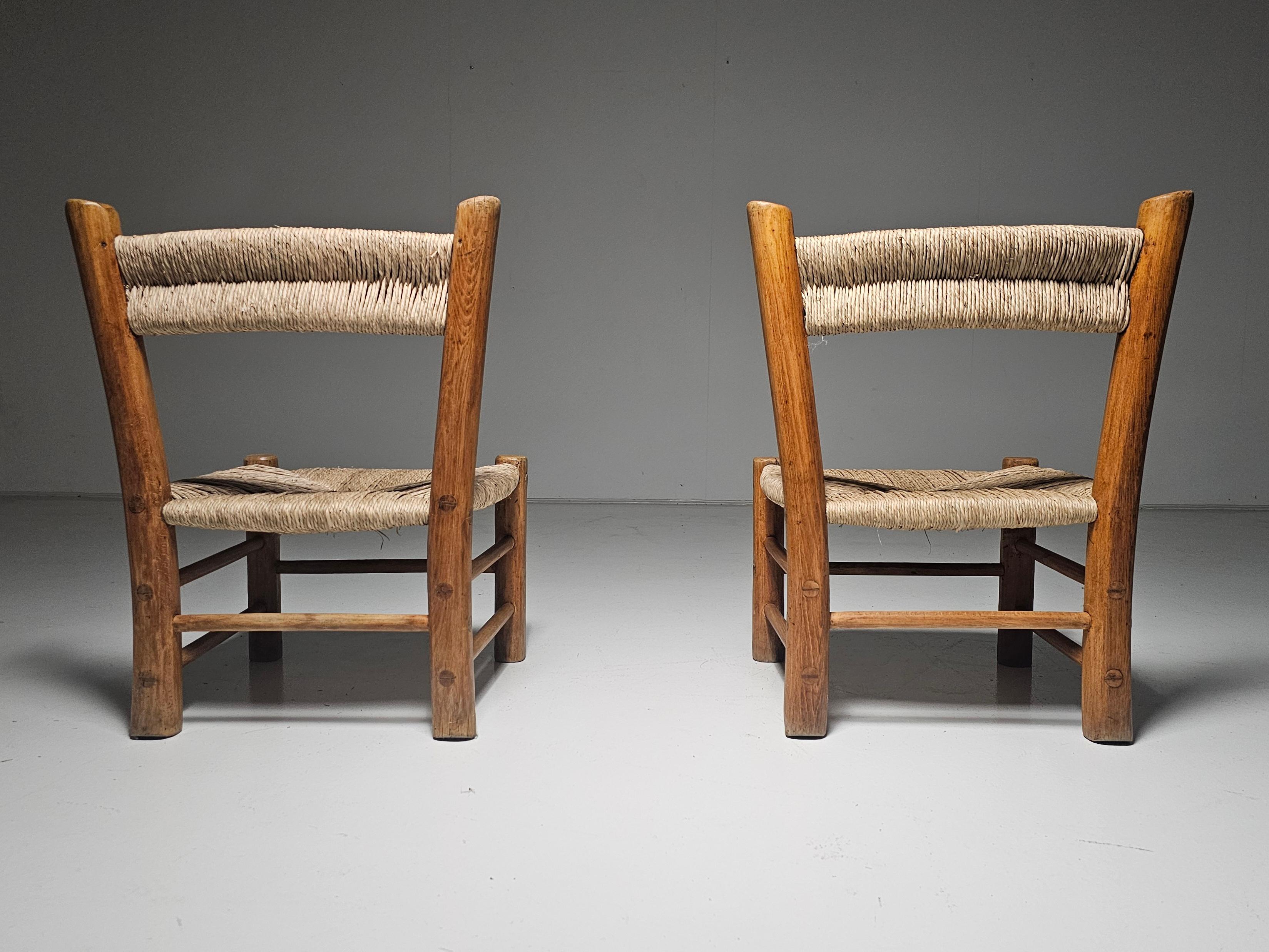 French Rustic Pair of  Low Chairs in Elm Wood and Straw, 1960s For Sale 1