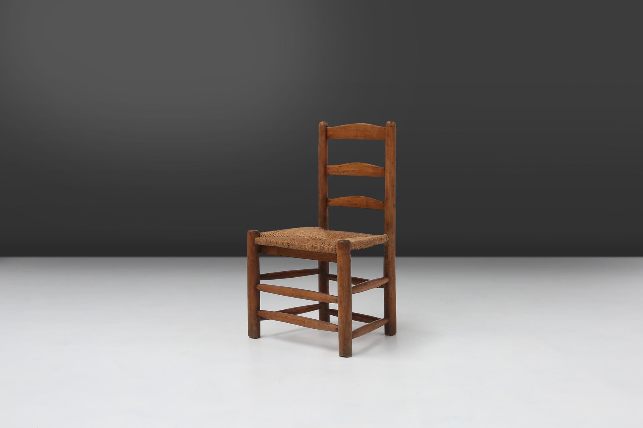 Chaise rustique en bois fabriquée vers 1850 en France. Cette chaise de style Wabi-Sabi a une belle patine et est parfaite comme chaise d'appoint dans n'importe quel intérieur.
Fabriqué en bois massif et siège en rotin.
