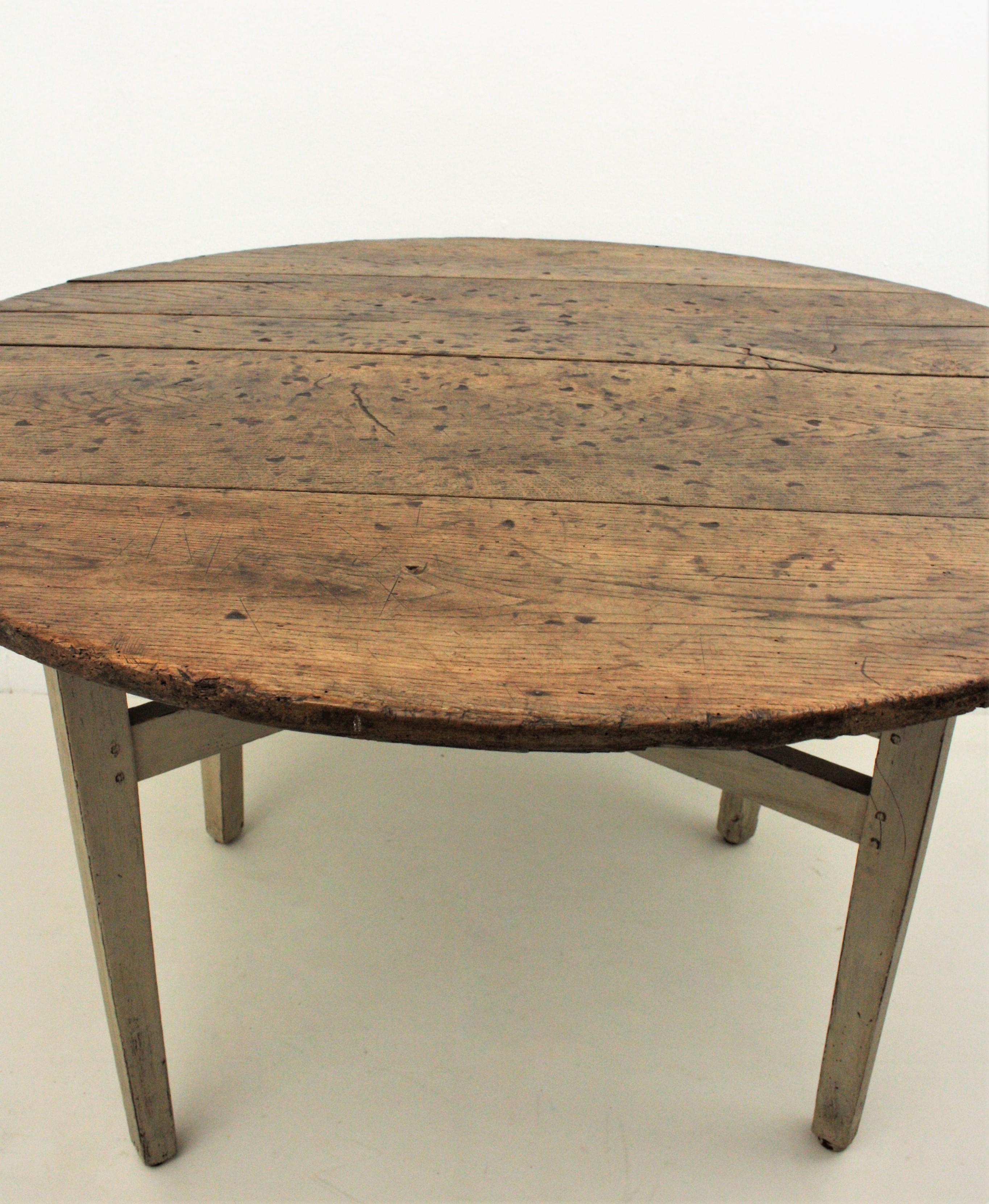 French Rustic Wine Tasting Table / Vigneron Folding Table with Patinated X-Legs In Good Condition In Barcelona, ES