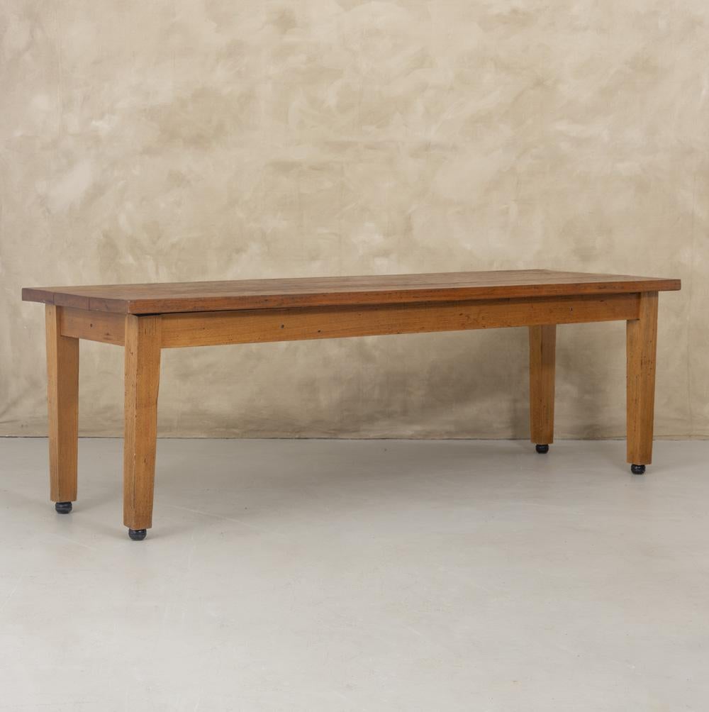 Magnifique table de ferme en bois rustique provenant de France, années 1940. Plateau rectangulaire en bois planchéié reposant sur quatre pieds en forme de boule sculptée. La finition d'origine présente une belle patine d'âge. Parfait comme table de