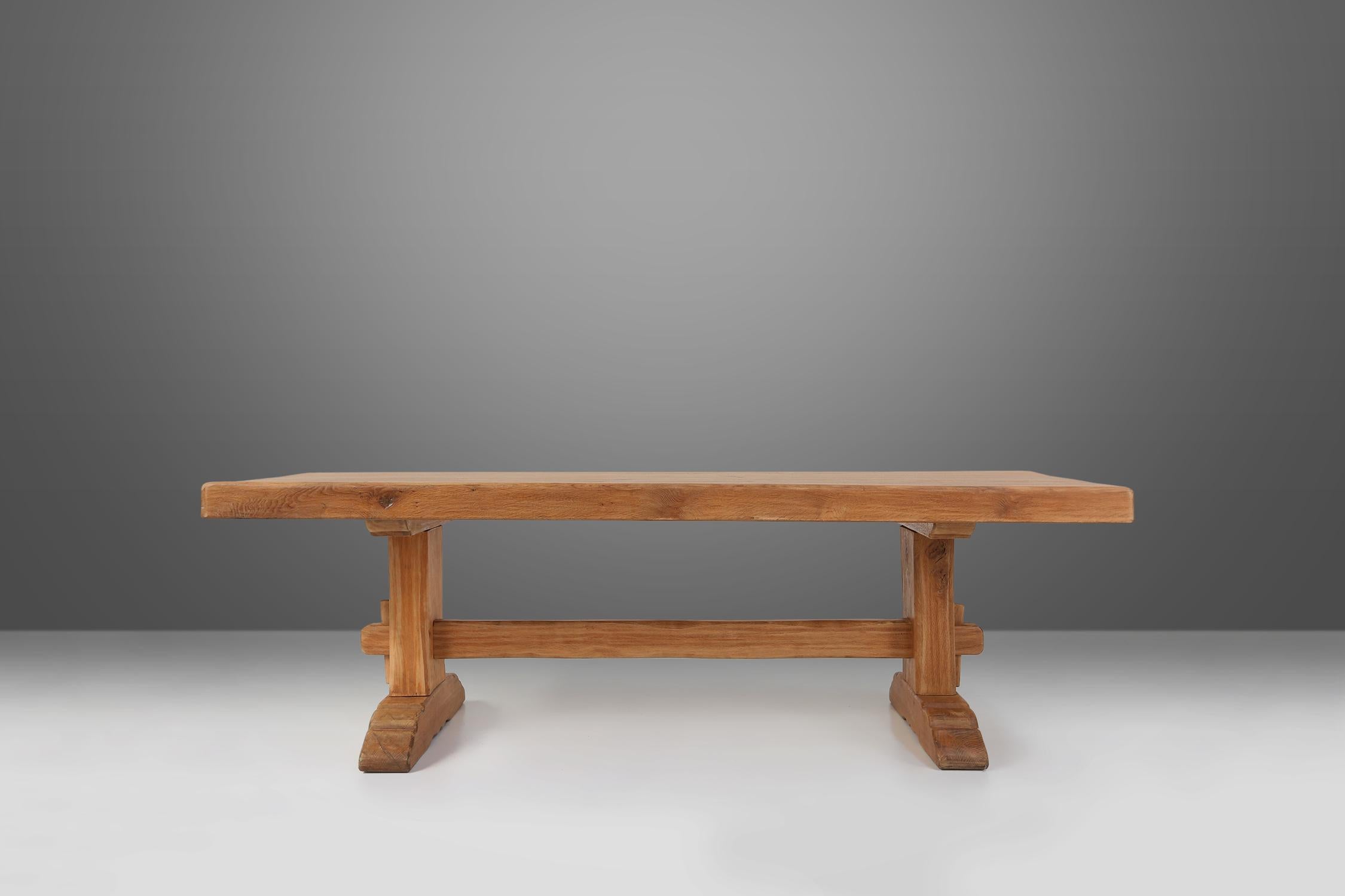 Dieser zeitlose, rustikale Holztisch verbindet mühelos Vintage-Ästhetik mit Funktionalität. Dieses aus hochwertigem Holz gefertigte Tischset zeugt von der Eleganz und Langlebigkeit feiner französischer Handwerkskunst. Das rustikale Design, gepaart