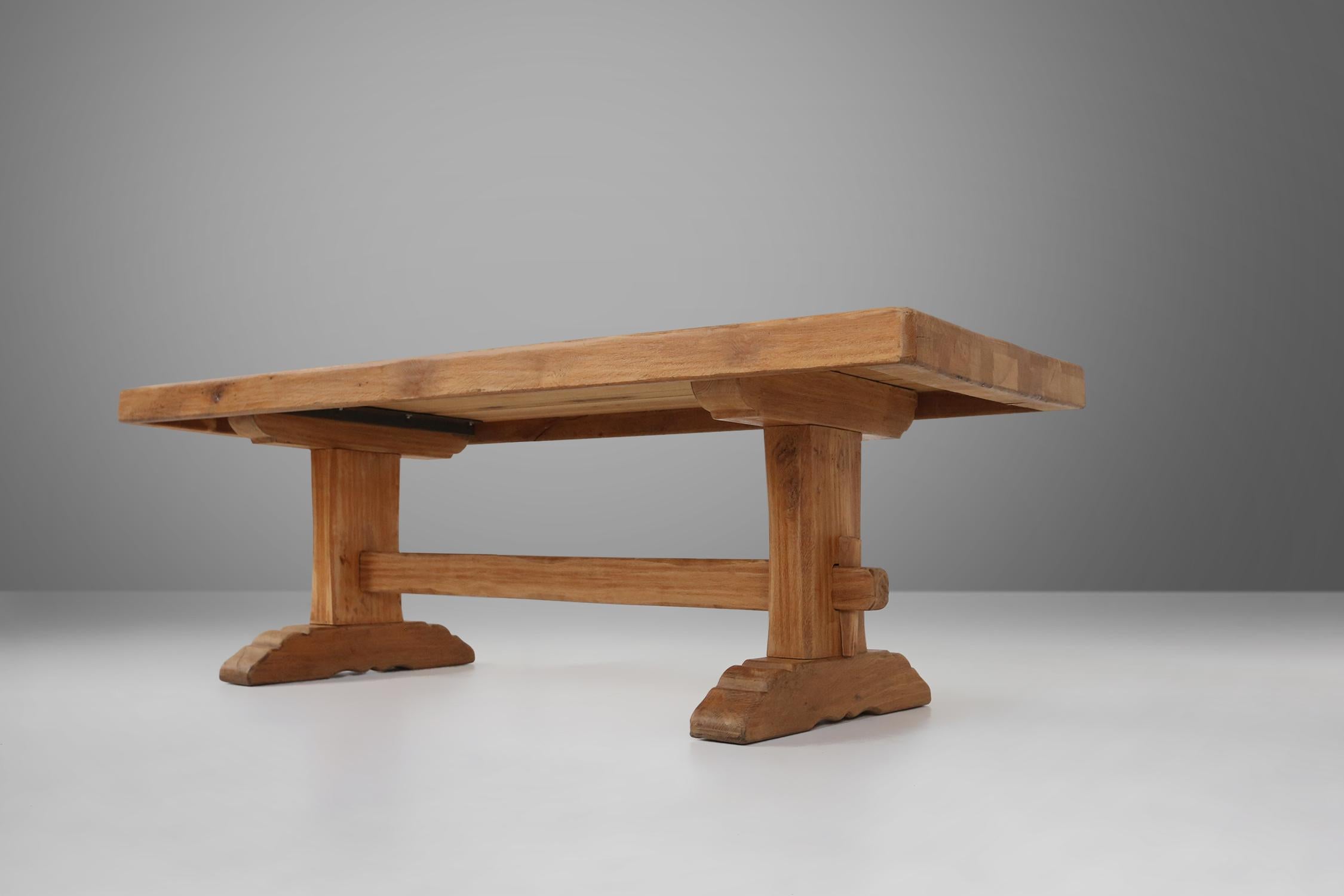 Sculpté Table de salle à manger rustique en bois, 1950s en vente