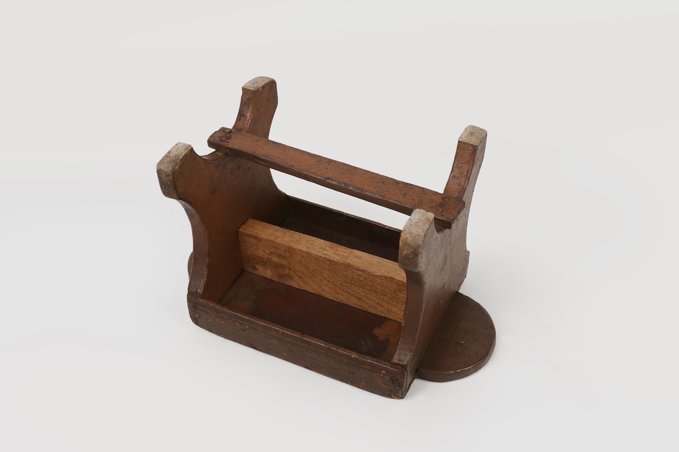 Französischer rustikaler niedriger Holzhocker aus lackiertem Holz, um 1900 im Angebot 4
