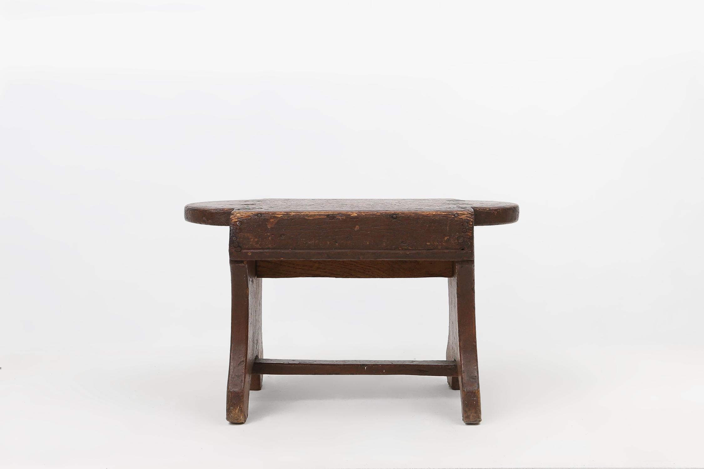 Französischer rustikaler niedriger Holzhocker aus lackiertem Holz, um 1900 (Rustikal) im Angebot