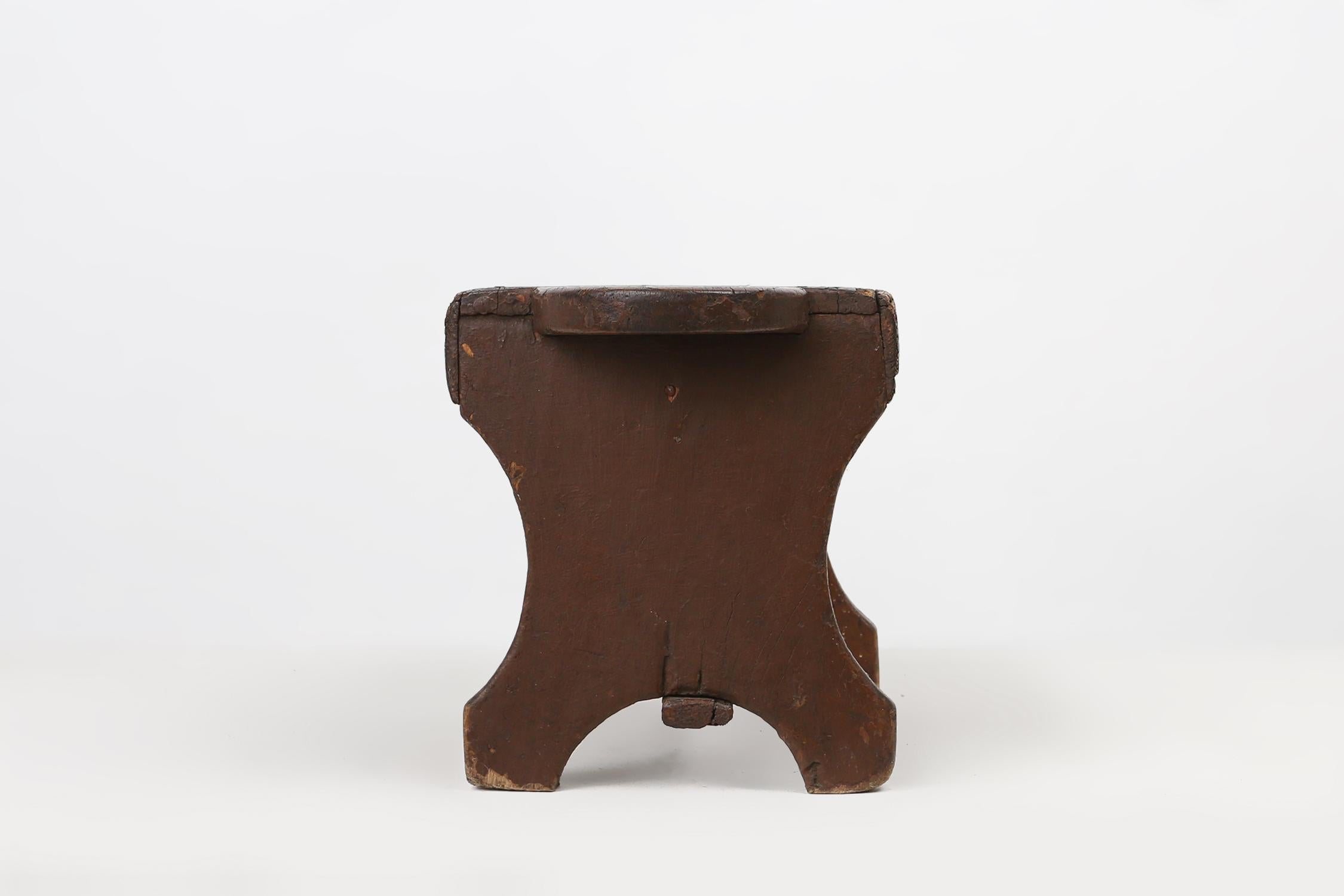 Französischer rustikaler niedriger Holzhocker aus lackiertem Holz, um 1900 (Gemalt) im Angebot
