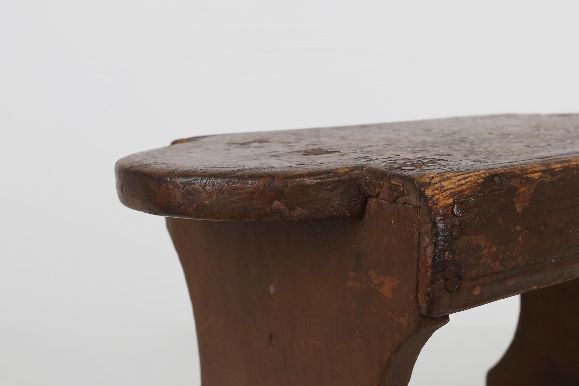 Französischer rustikaler niedriger Holzhocker aus lackiertem Holz, um 1900 im Zustand „Gut“ im Angebot in Meulebeke, BE