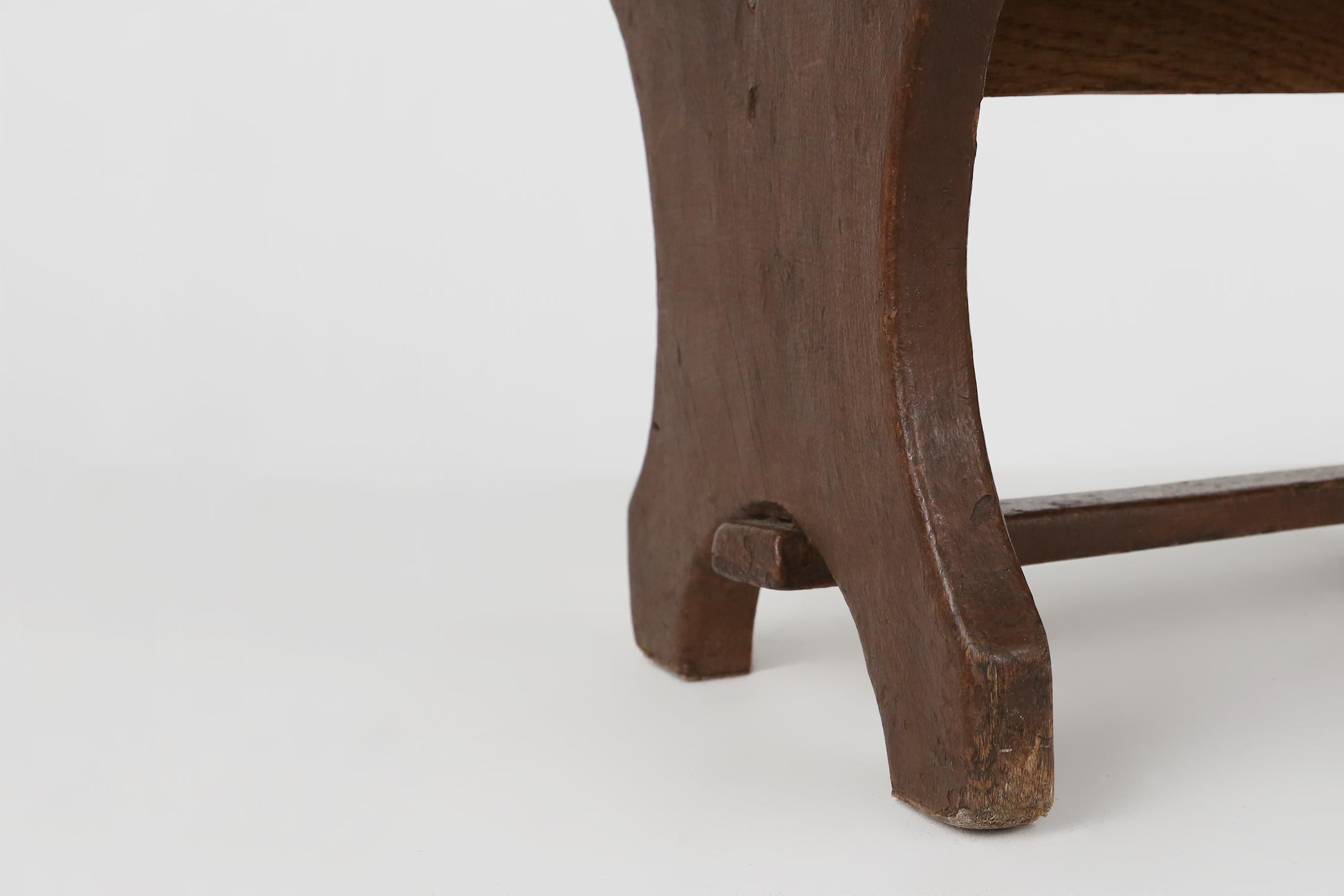 Französischer rustikaler niedriger Holzhocker aus lackiertem Holz, um 1900 (Frühes 20. Jahrhundert) im Angebot