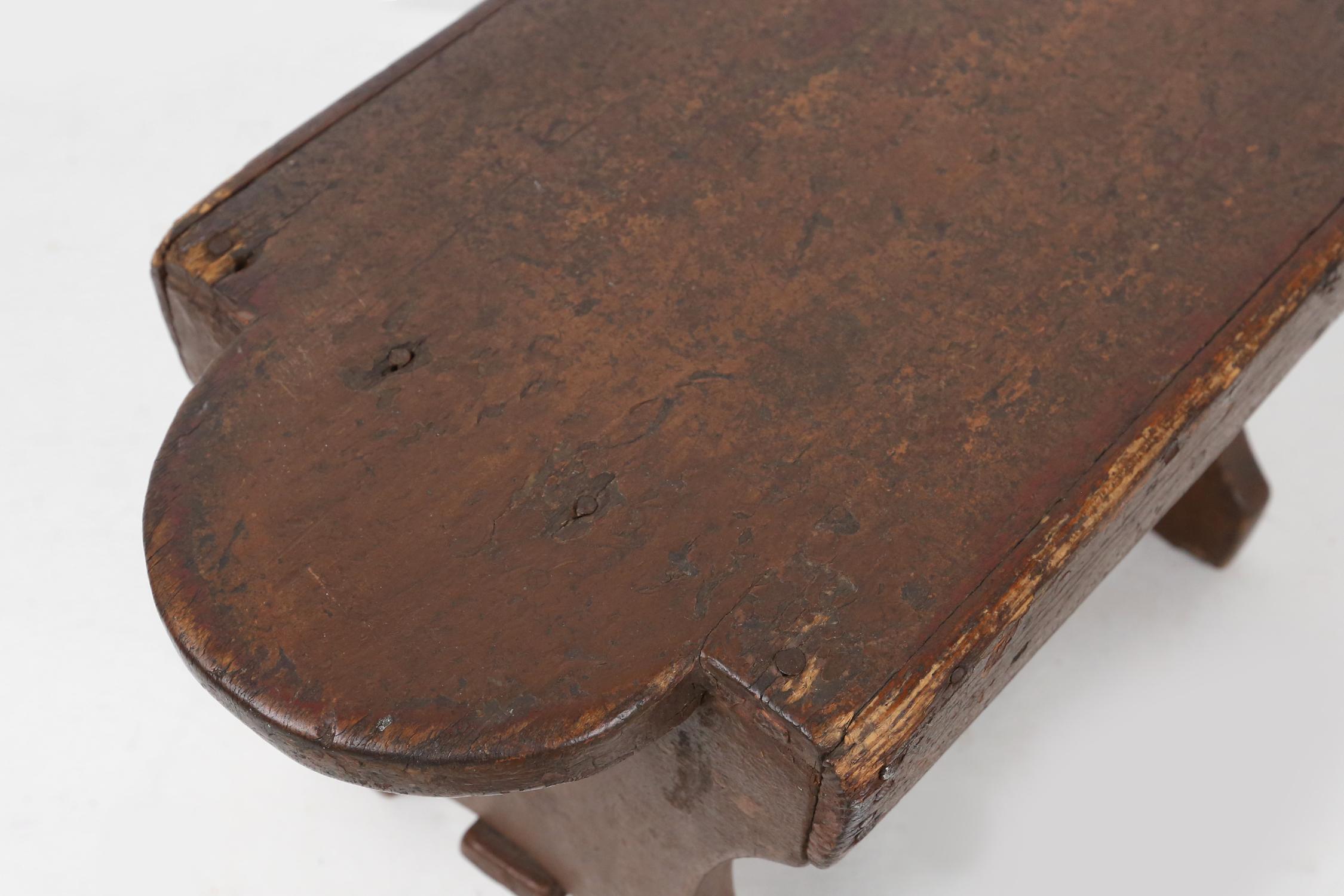Französischer rustikaler niedriger Holzhocker aus lackiertem Holz, um 1900 im Angebot 2