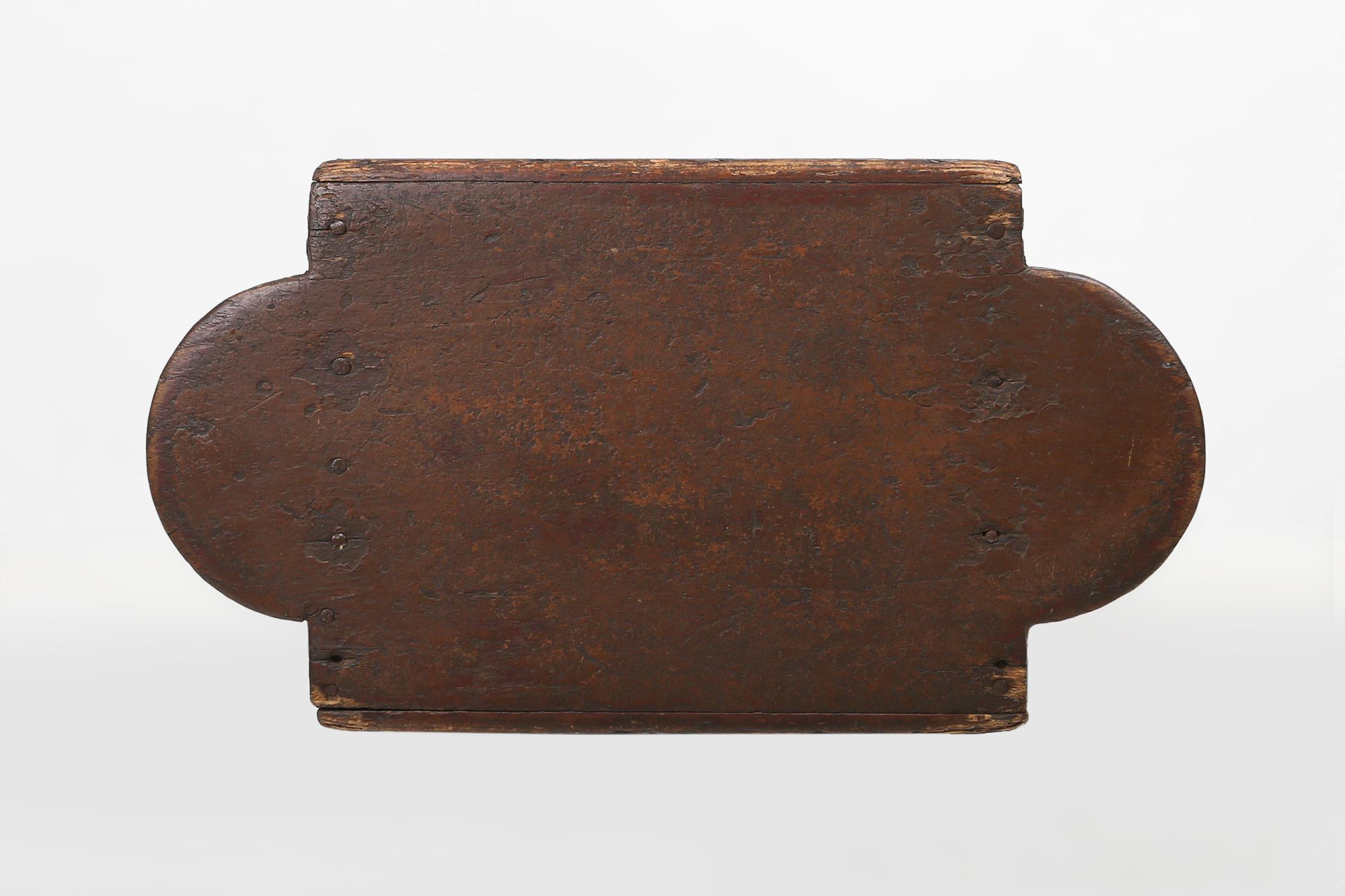 Französischer rustikaler niedriger Holzhocker aus lackiertem Holz, um 1900 im Angebot 3