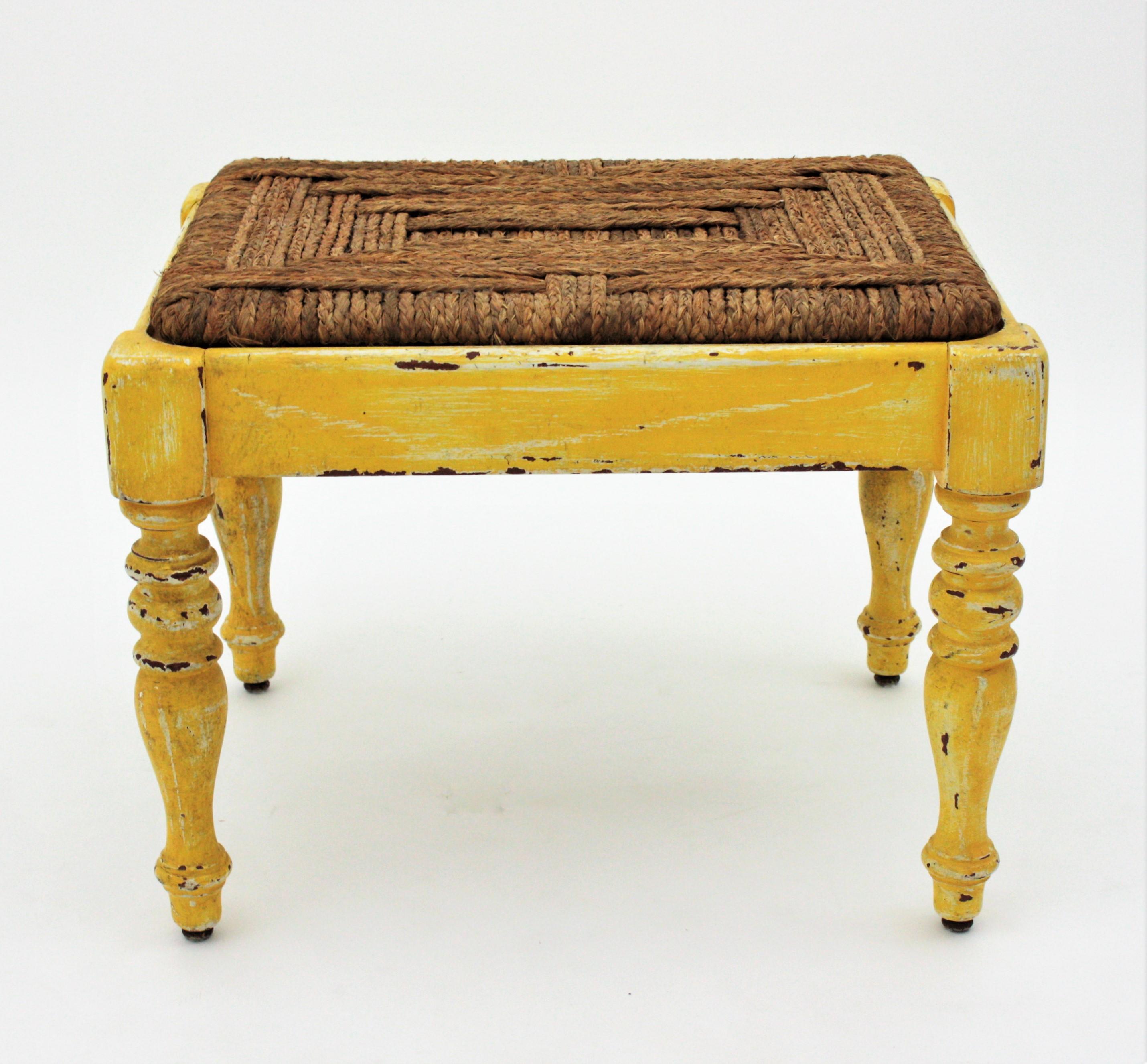 Rustique Tabouret rustique français avec assise en forme de gazon Esparto et patine jaune en vente