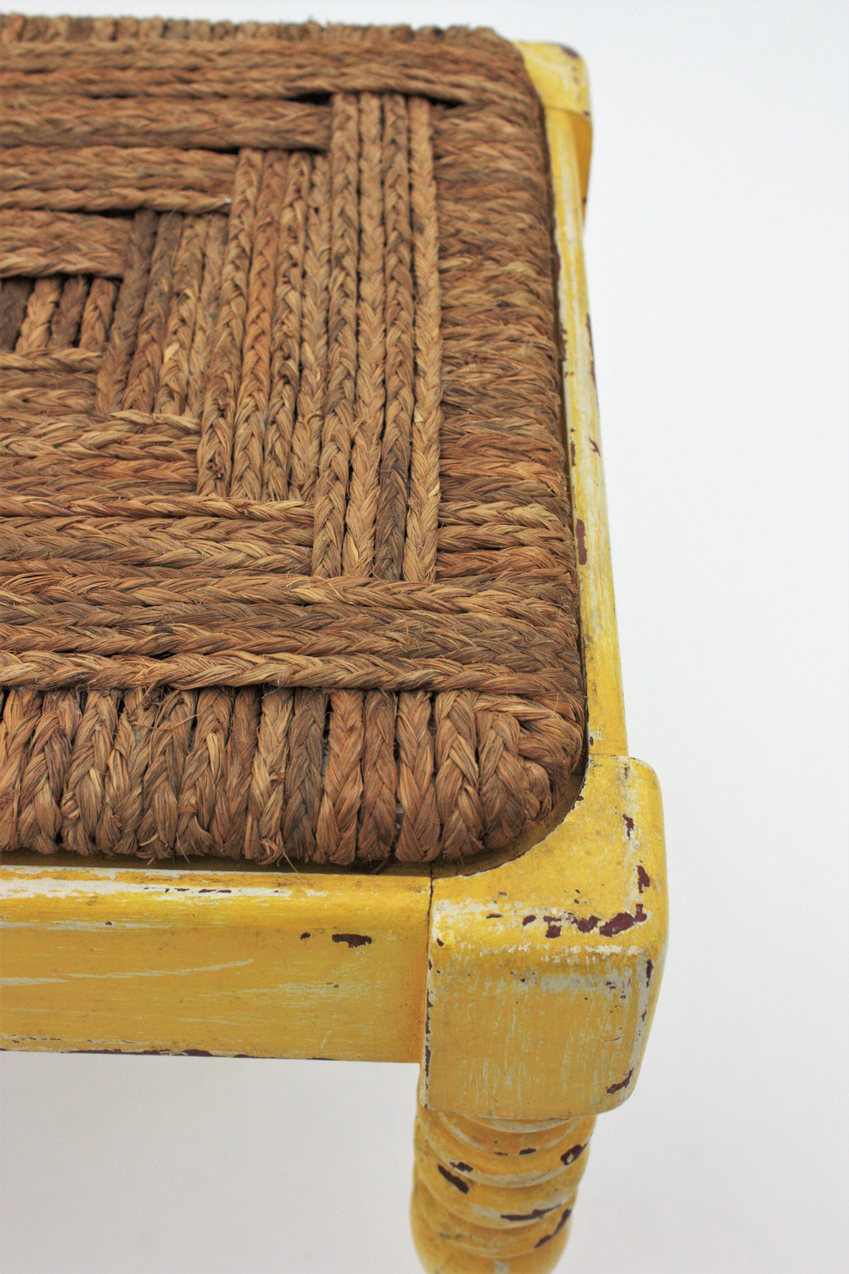 20ième siècle Tabouret rustique français avec assise en forme de gazon Esparto et patine jaune en vente
