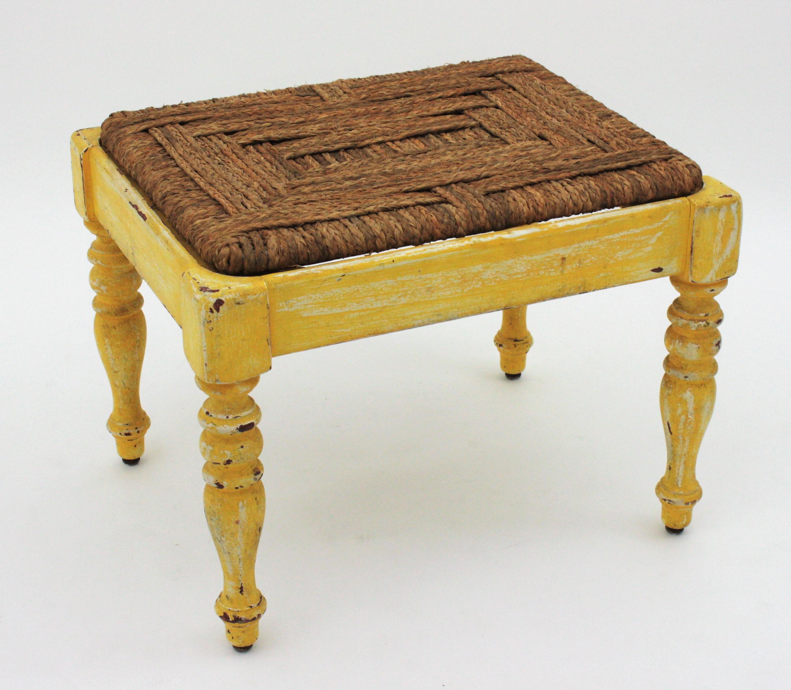 Tabouret rustique français avec assise en forme de gazon Esparto et patine jaune en vente 1