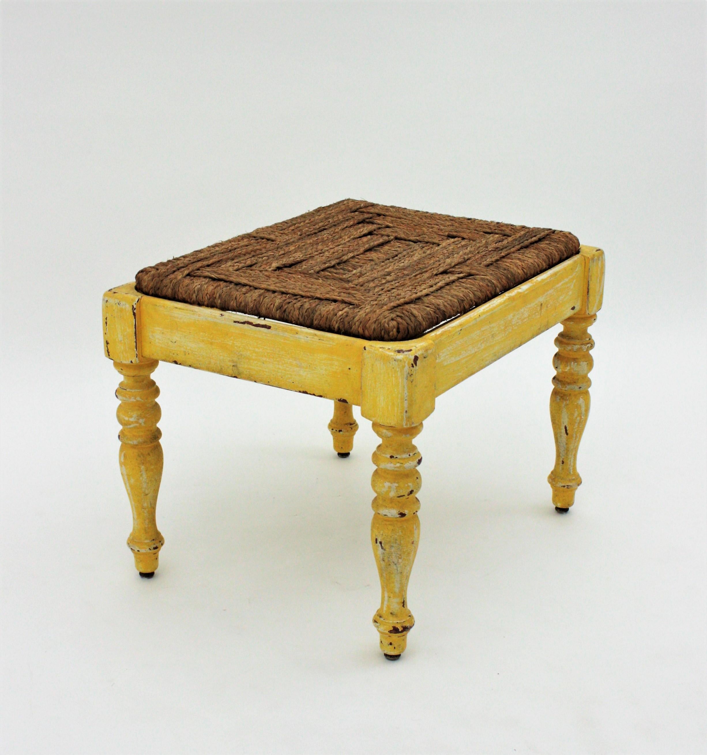 Tabouret rustique français avec assise en forme de gazon Esparto et patine jaune en vente 2