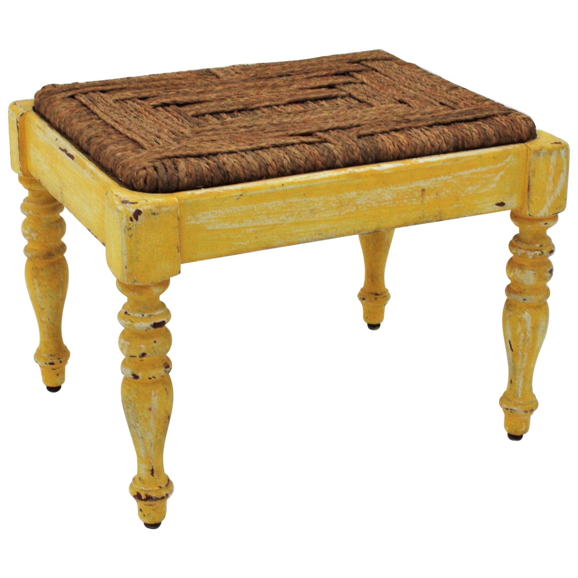 Tabouret rustique français avec assise en forme de gazon Esparto et patine jaune