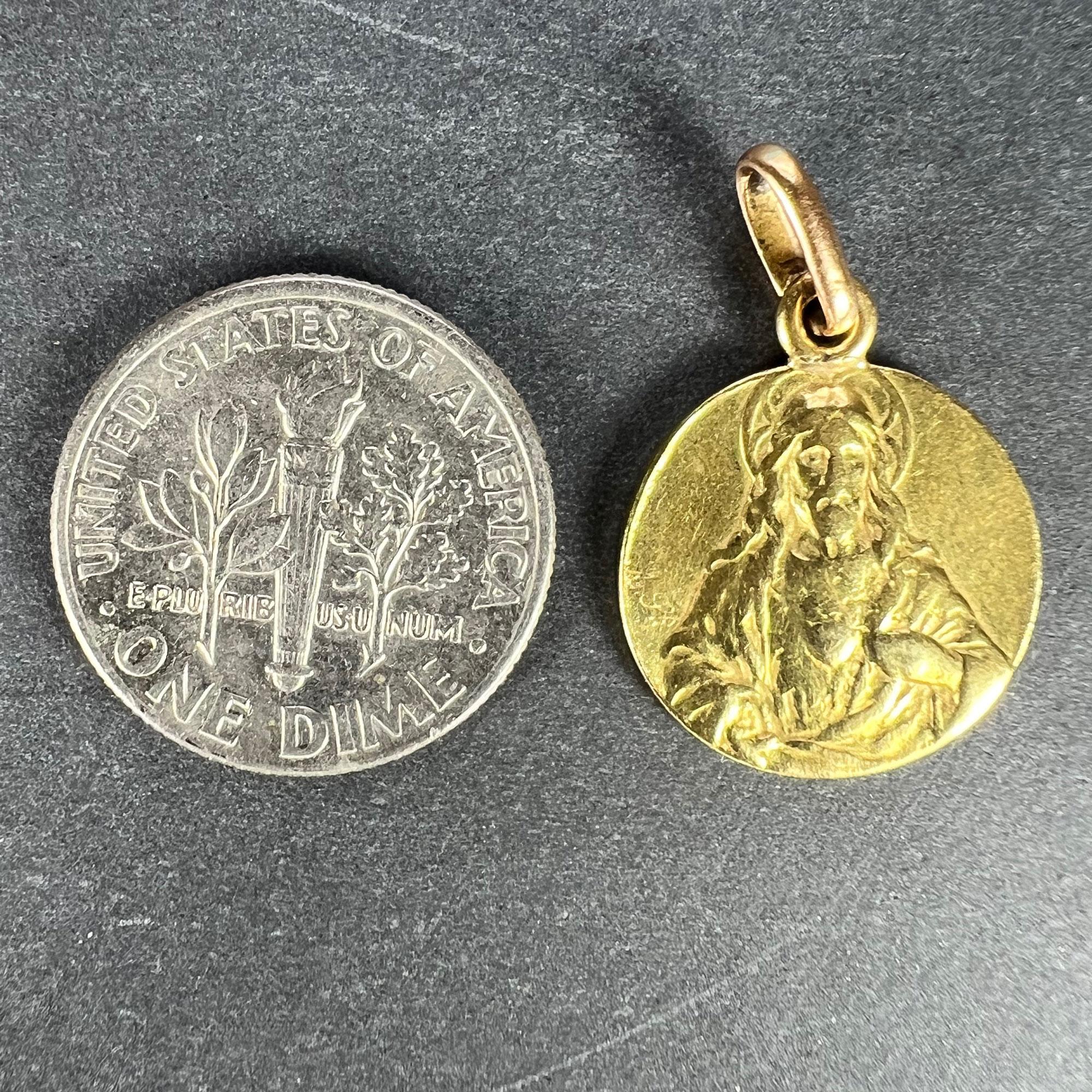 Pendentif Médaille en or jaune 18K du Sacré-Cœur de la Madonna & Child en vente 6