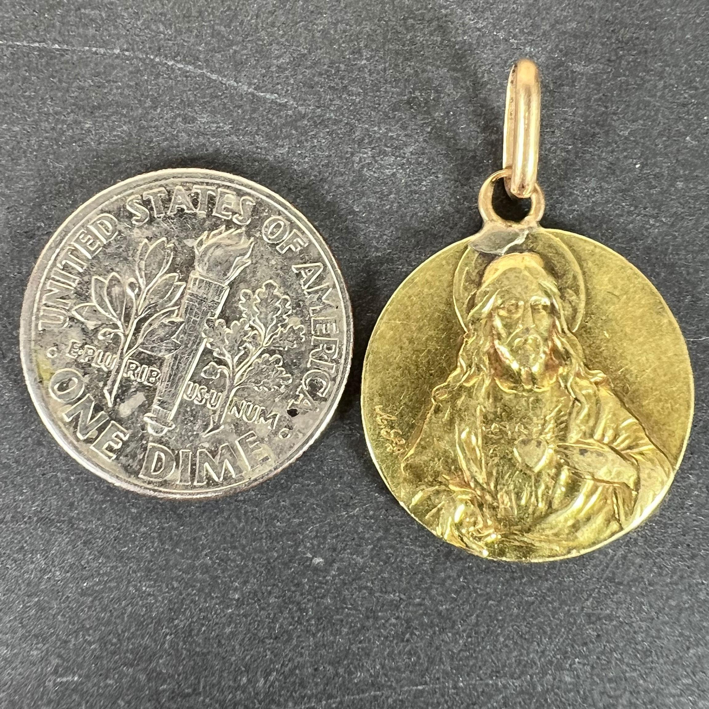Pendentif Médaille en or jaune 18K du Sacré-Cœur de la Madonna & Child en vente 6