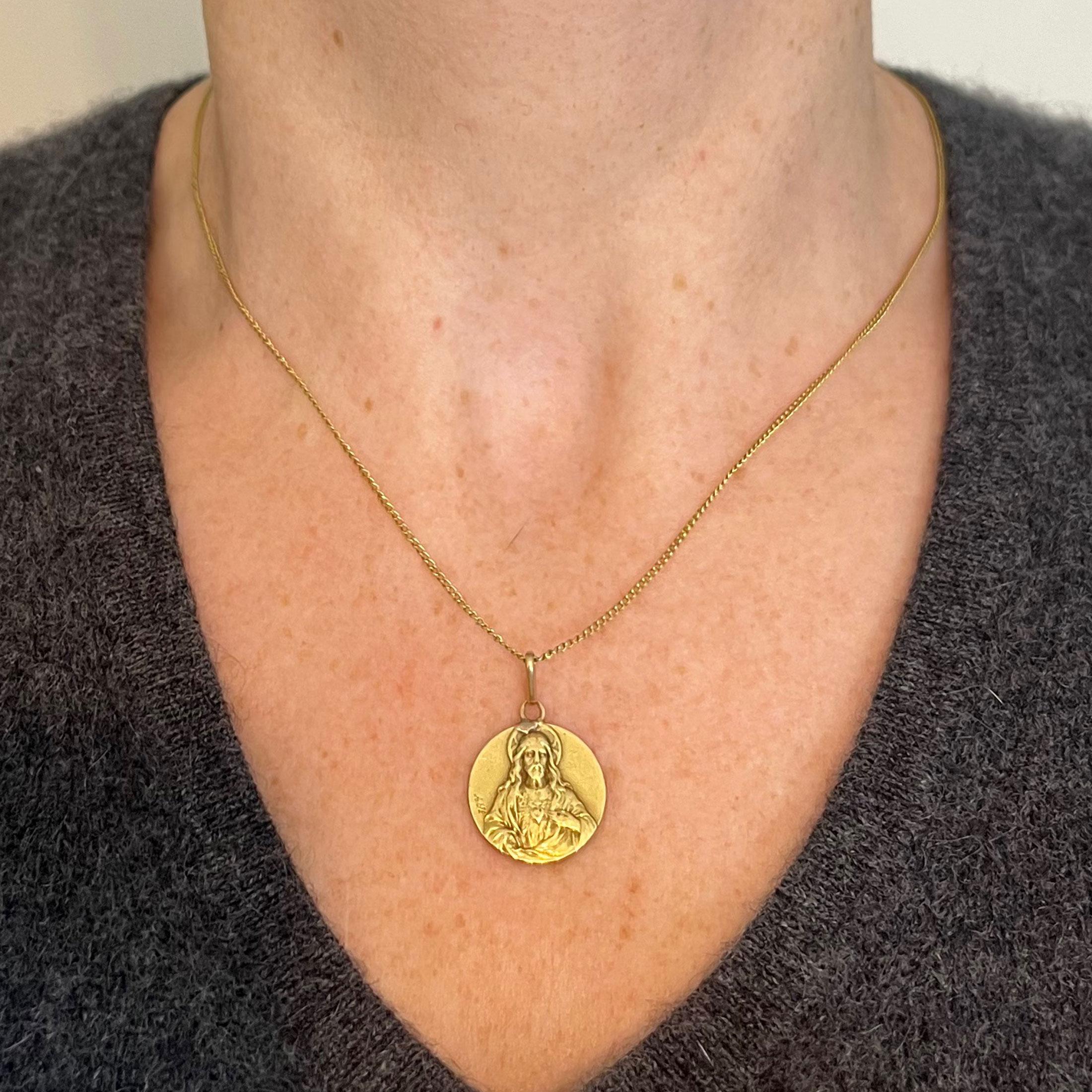 Pendentif Médaille en or jaune 18K du Sacré-Cœur de la Madonna & Child Unisexe en vente