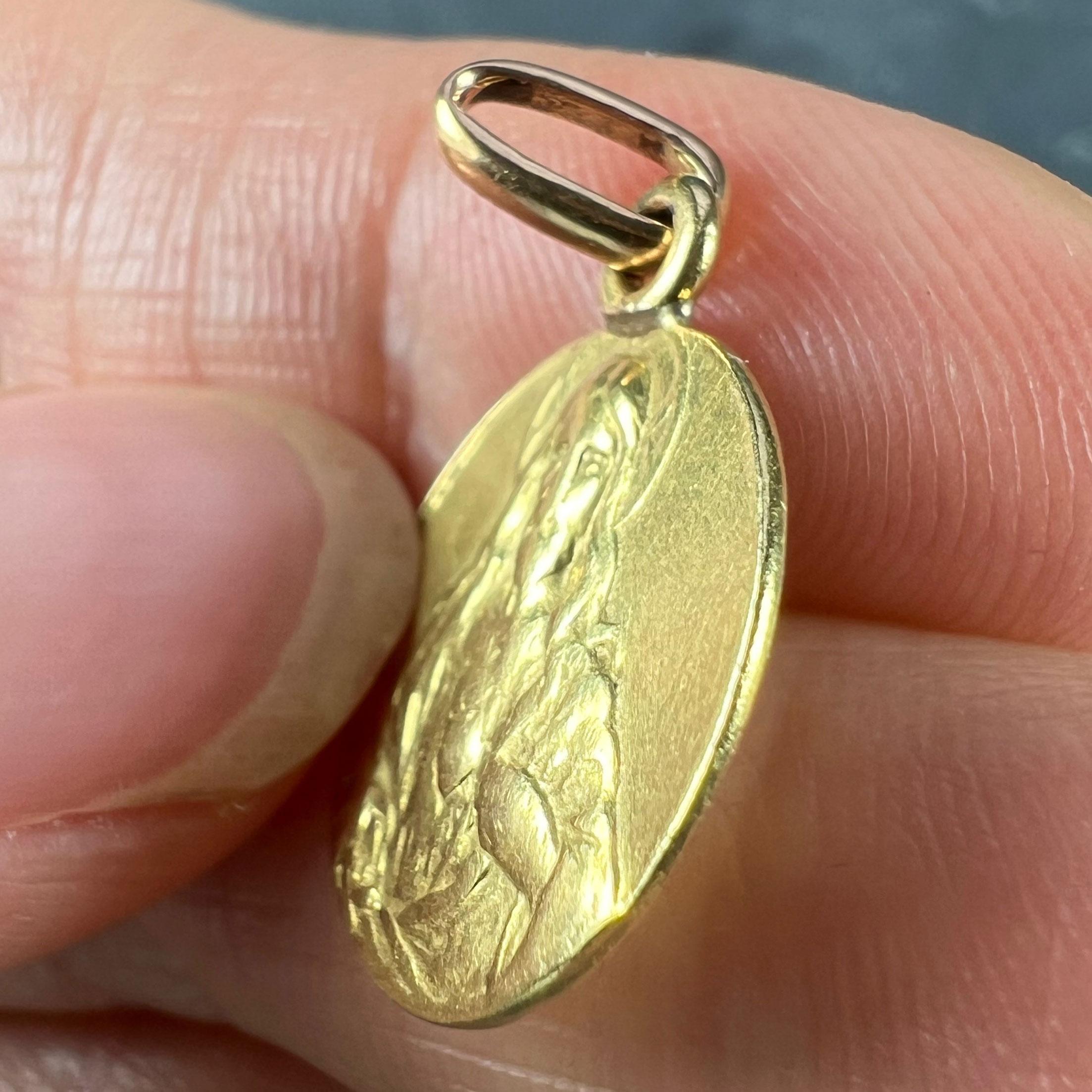 Women's or Men's French Sacred Heart Madonna and Child 18K Yellow Gold Medal Pendant For Sale