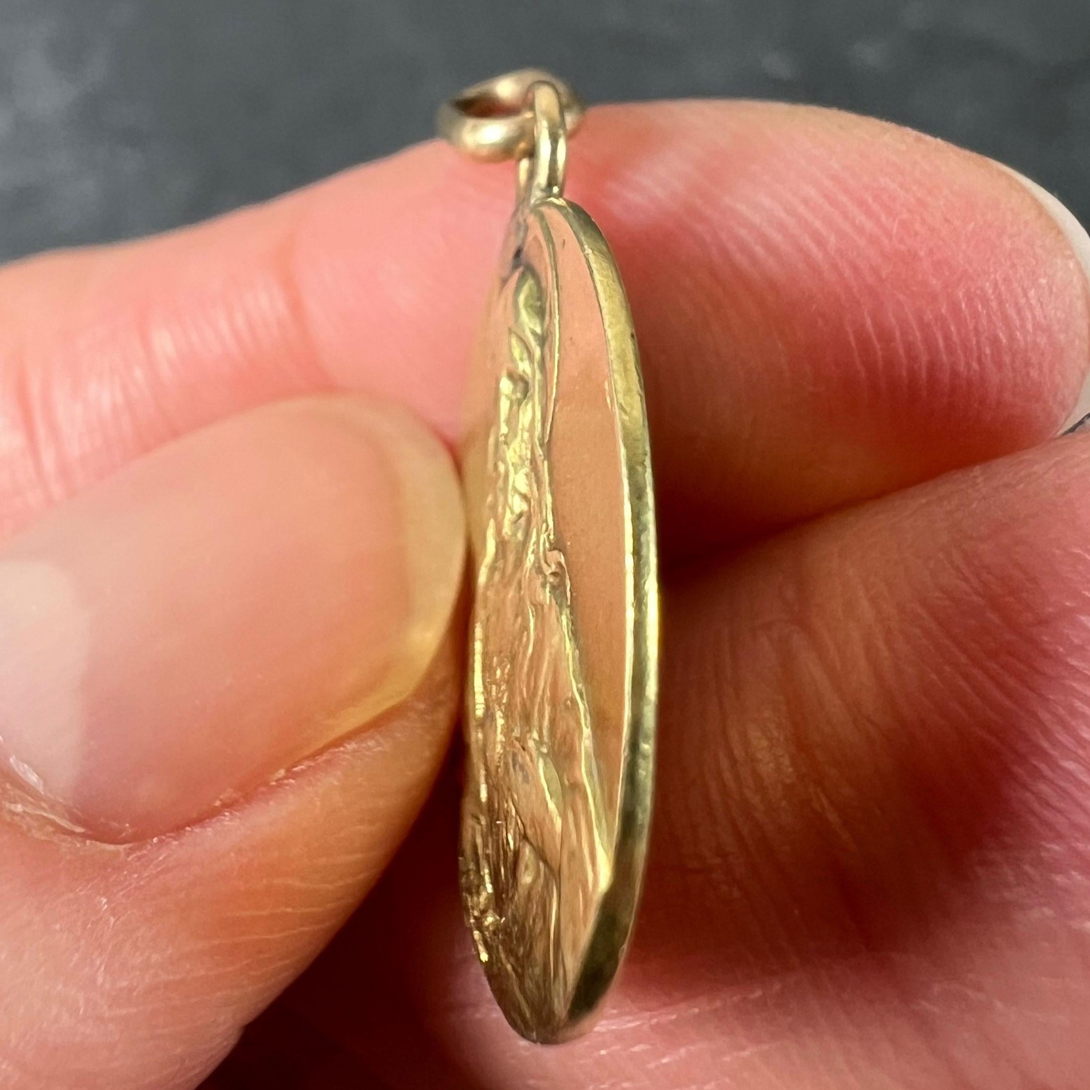 Pendentif Médaille en or jaune 18K du Sacré-Cœur de la Madonna & Child en vente 3