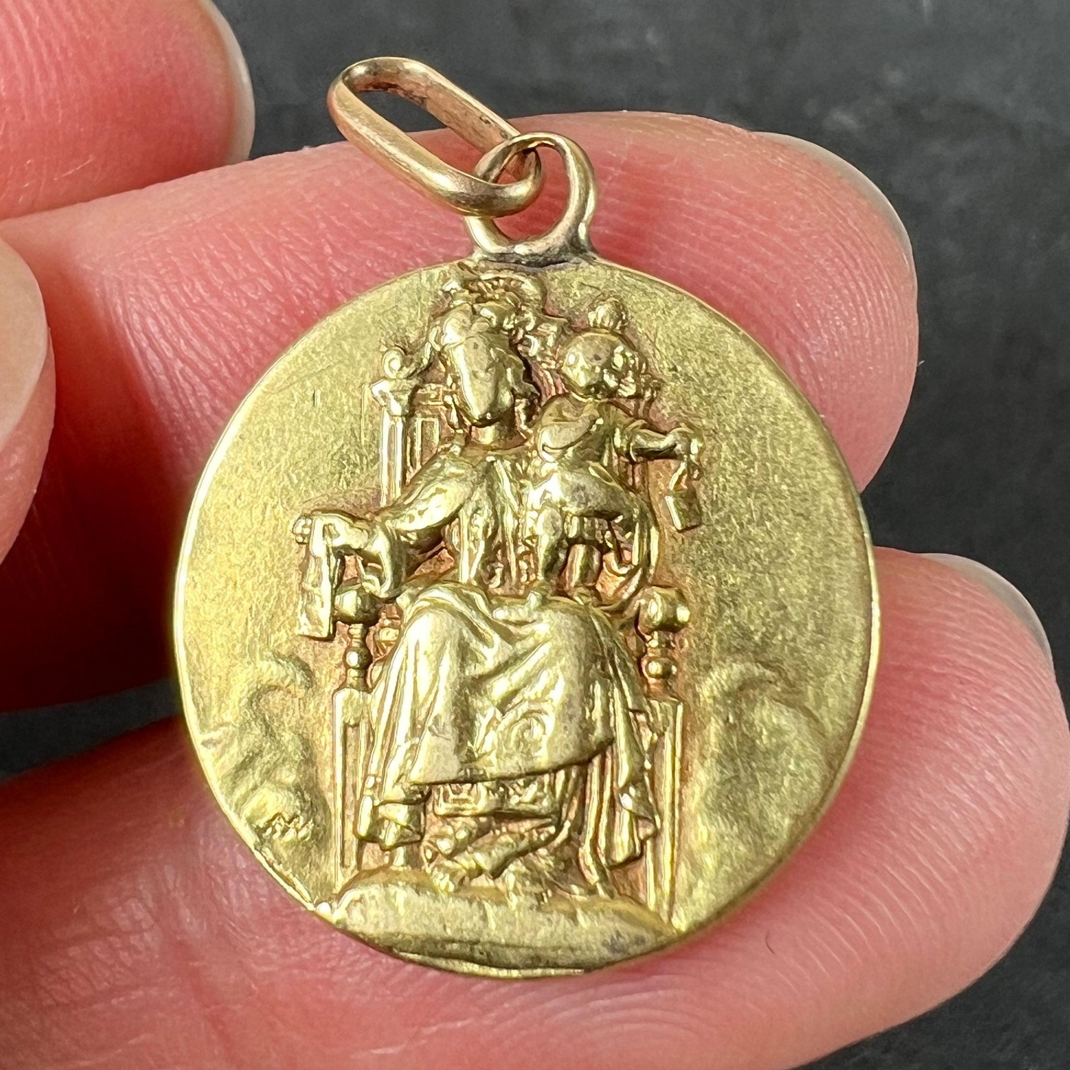 Pendentif Médaille en or jaune 18K du Sacré-Cœur de la Madonna & Child en vente 4