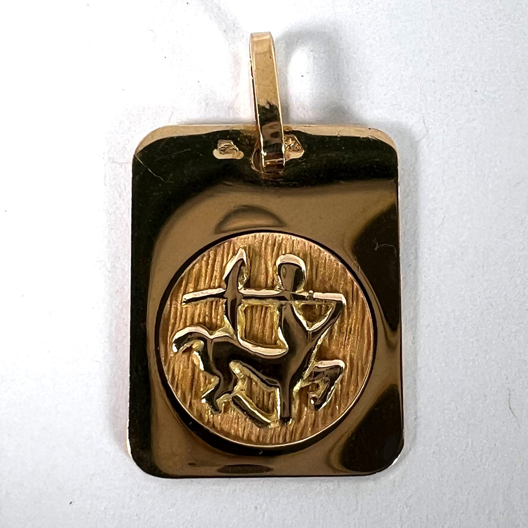 Pendentif médaille à breloques en or jaune 18K signe astrologique du Sagittaire français en vente 6