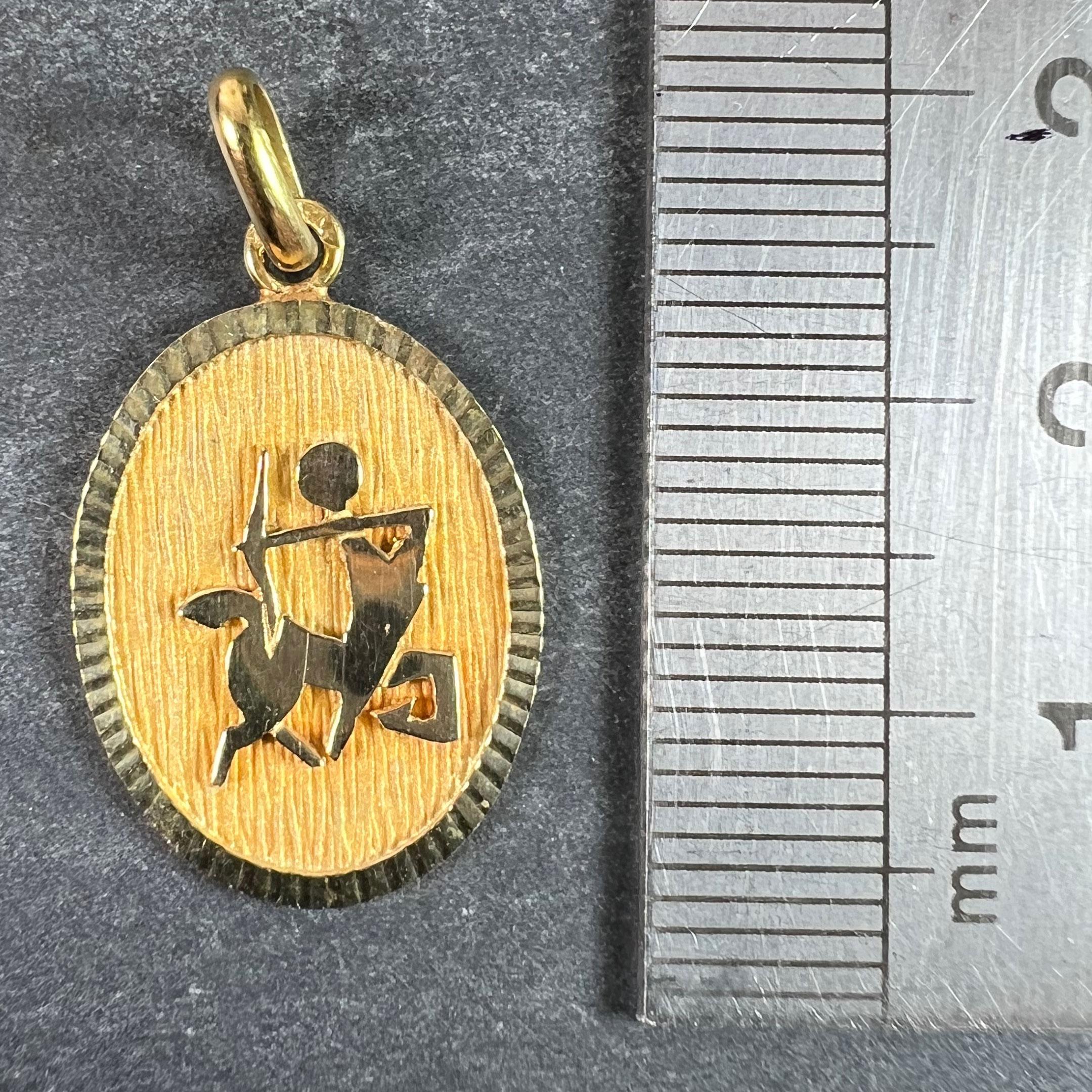 Pendentif médaille à breloques en or jaune 18K signe astrologique du Sagittaire français en vente 6