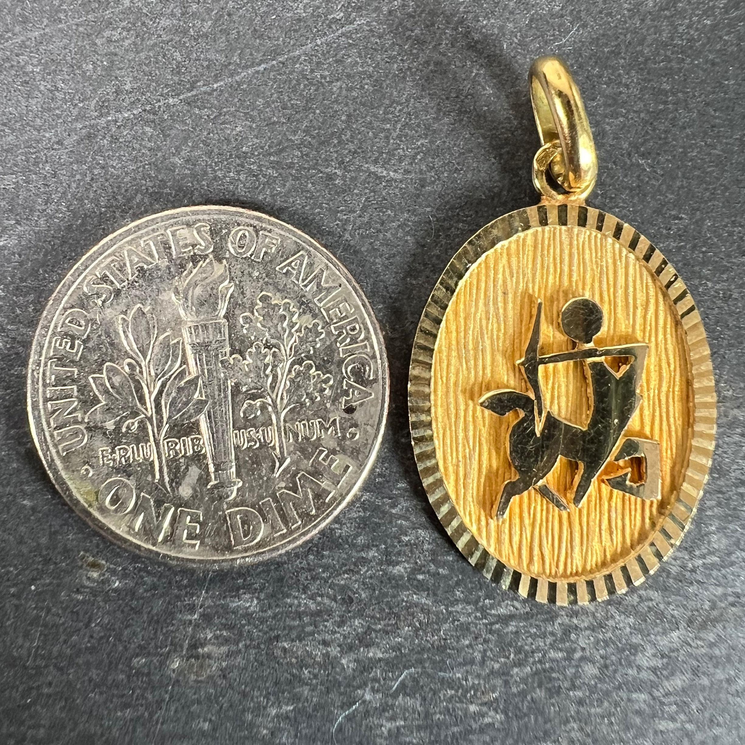 Pendentif médaille à breloques en or jaune 18K signe astrologique du Sagittaire français en vente 7