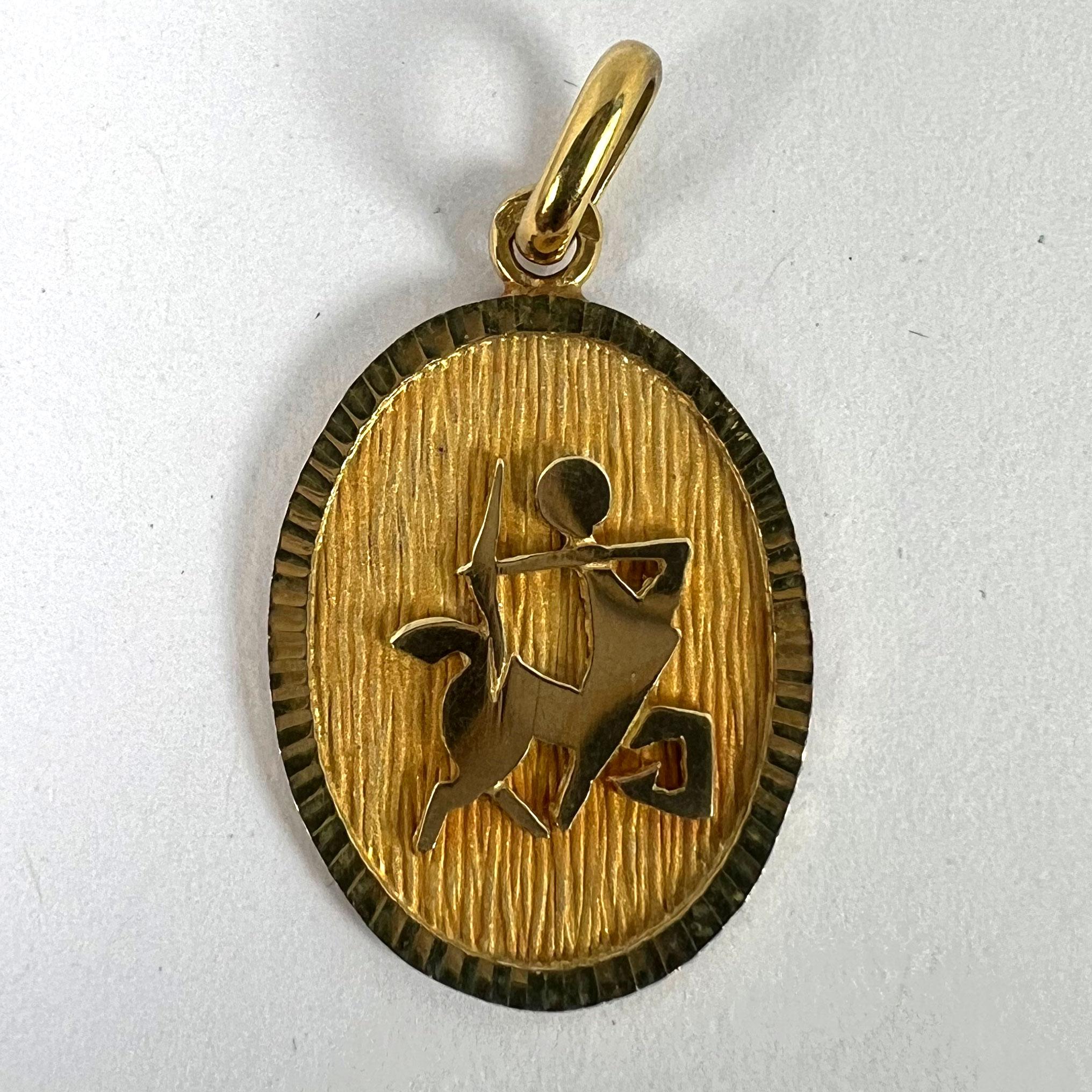 Pendentif médaille à breloques en or jaune 18K signe astrologique du Sagittaire français en vente 8