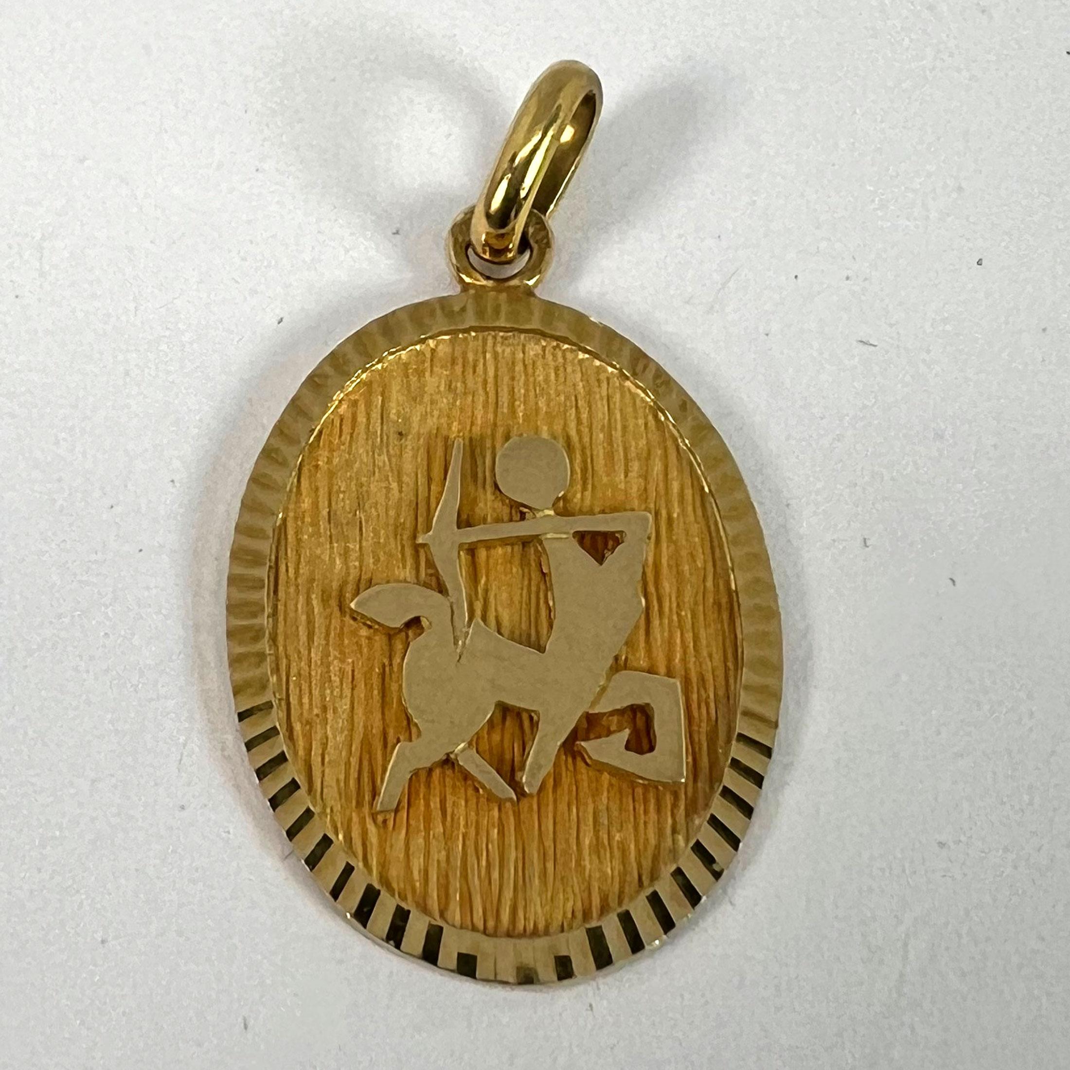 Pendentif médaille à breloques en or jaune 18K signe astrologique du Sagittaire français en vente 9