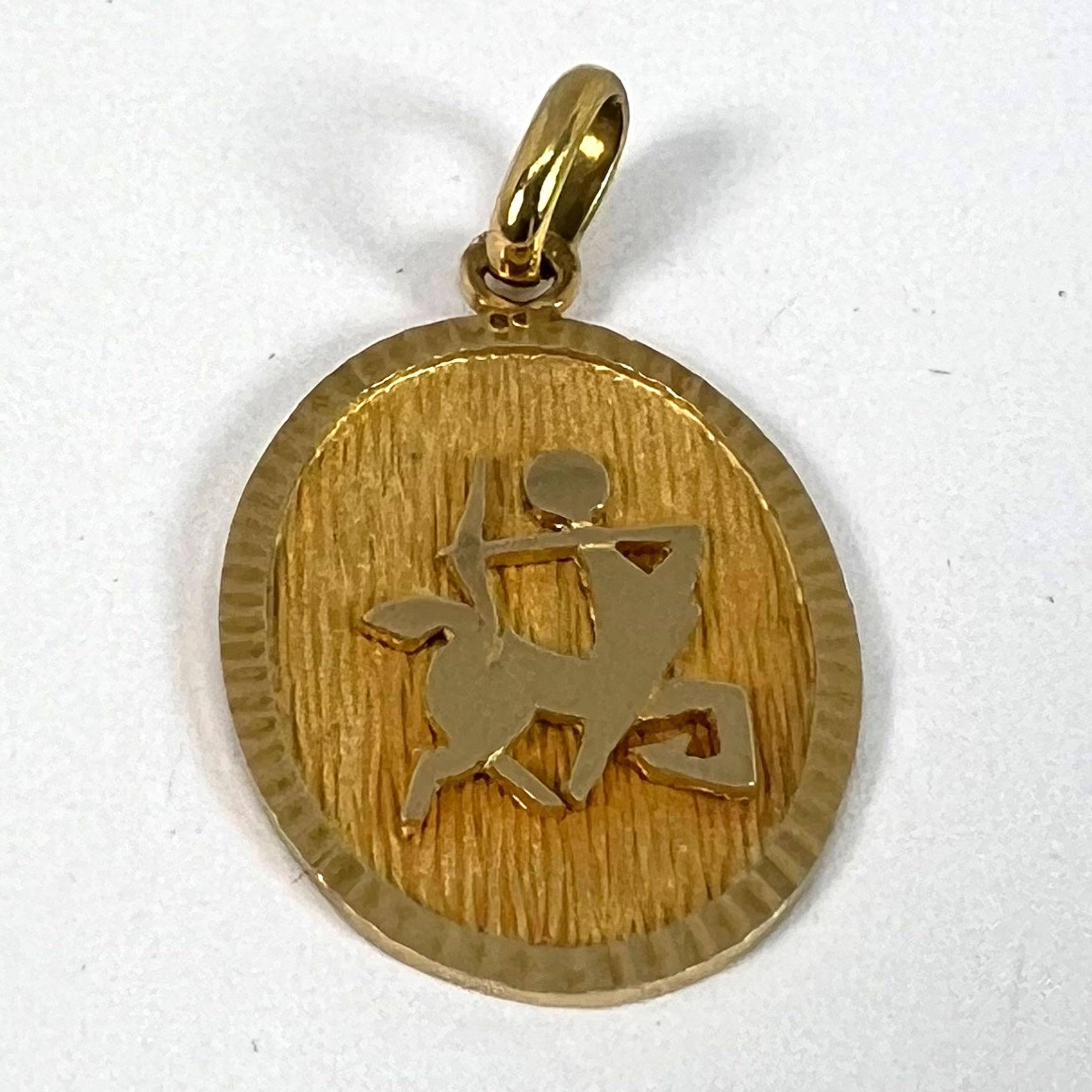 Pendentif médaille à breloques en or jaune 18K signe astrologique du Sagittaire français en vente 10