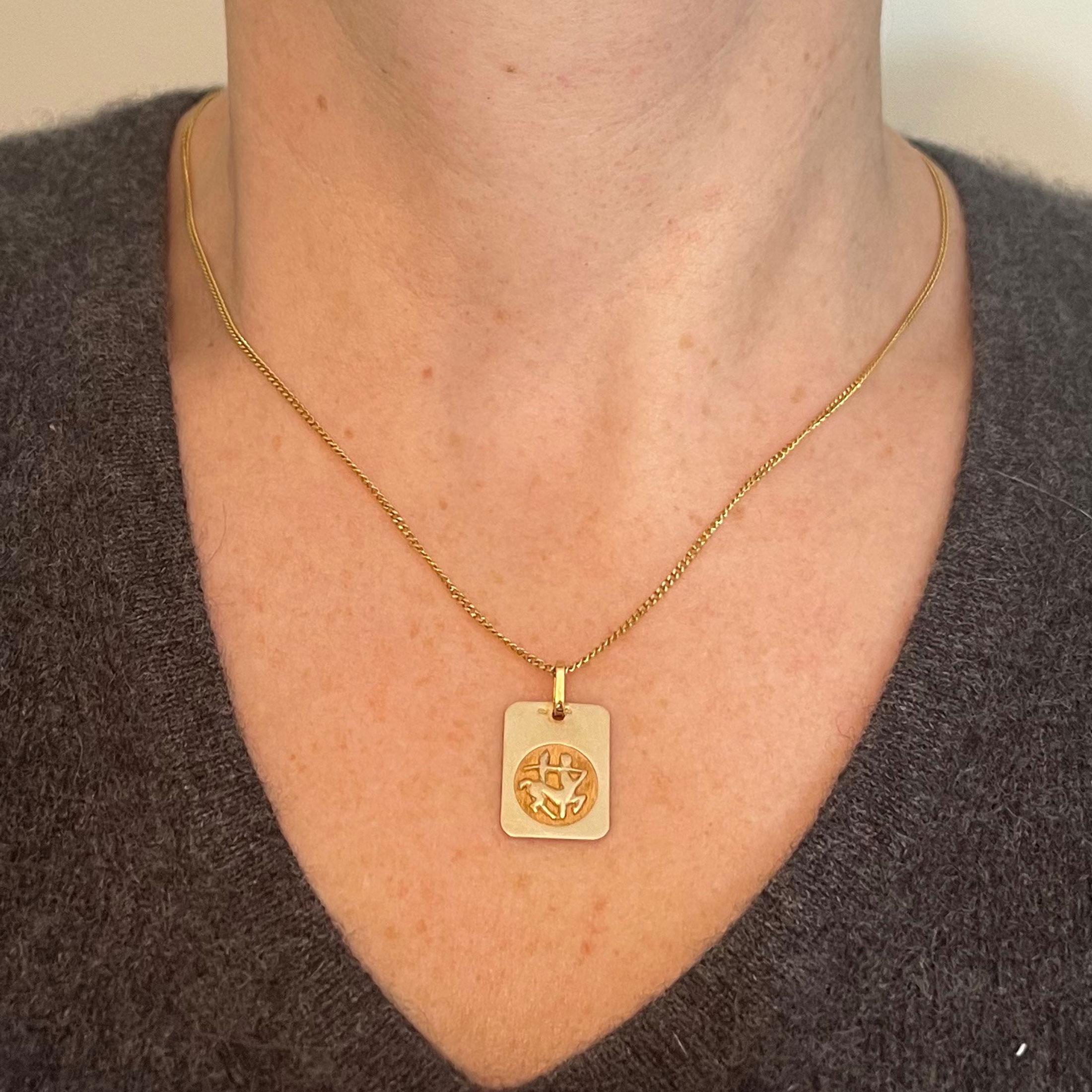 Pendentif médaille à breloques en or jaune 18K signe astrologique du Sagittaire français Unisexe en vente