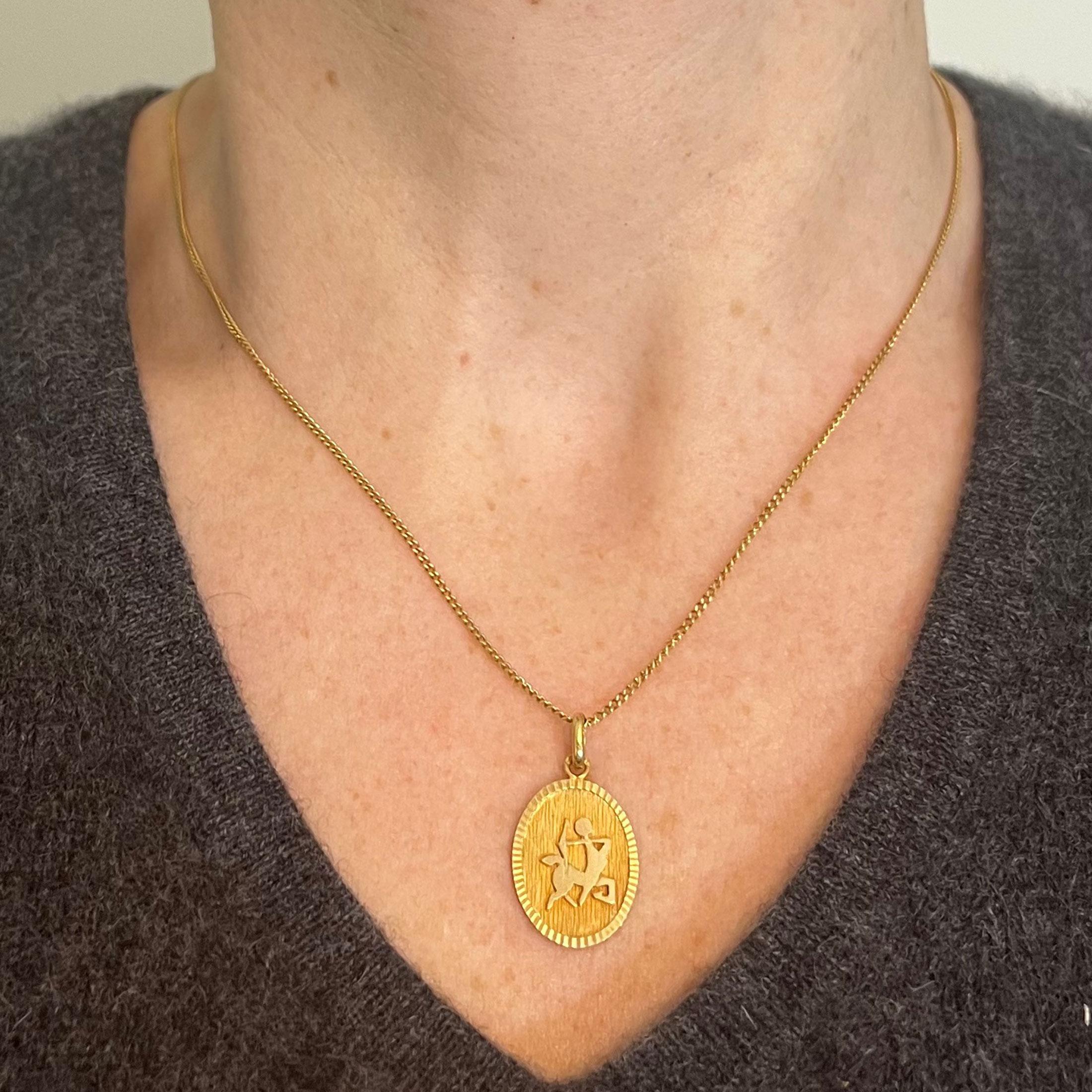 Pendentif médaille à breloques en or jaune 18K signe astrologique du Sagittaire français Unisexe en vente