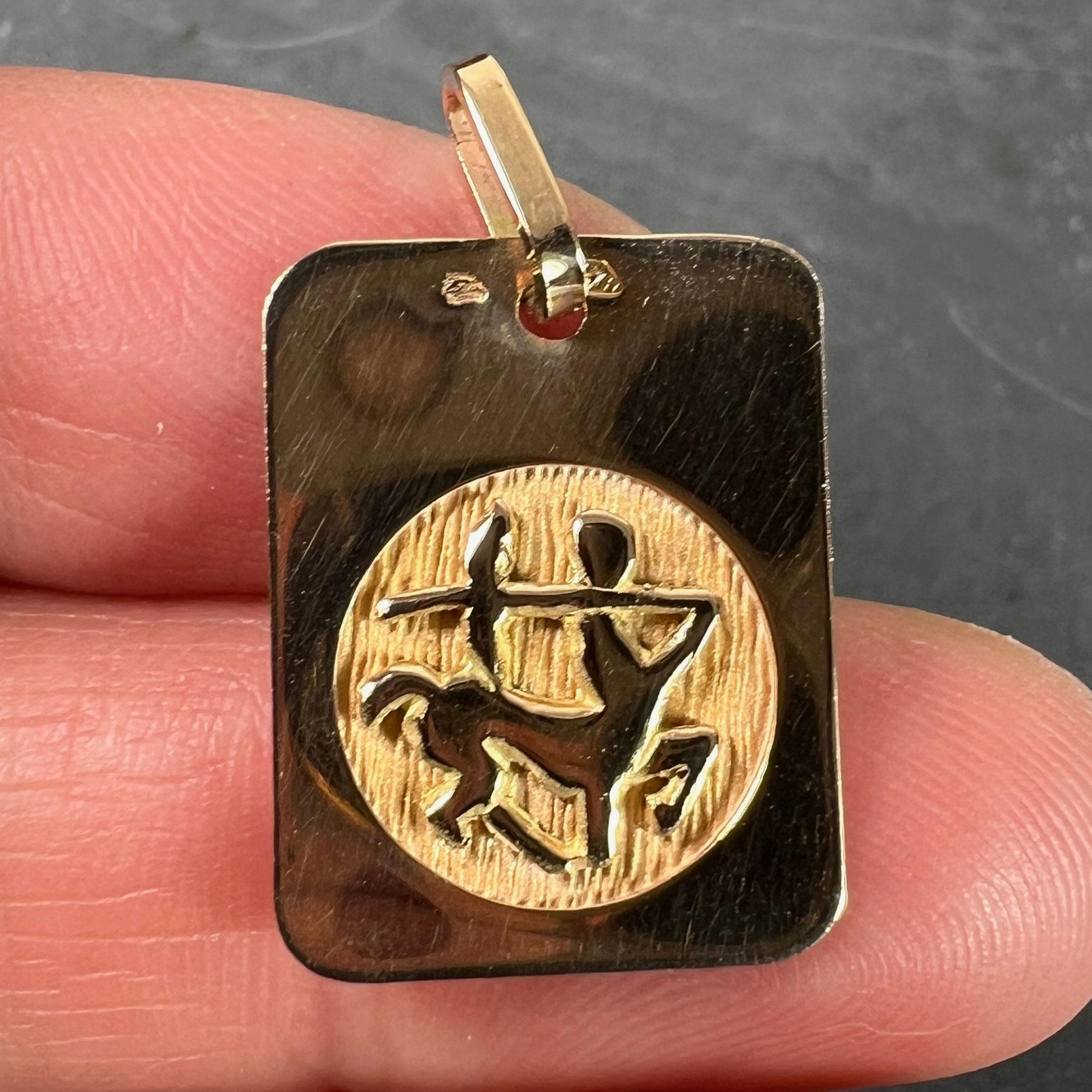 Pendentif médaille à breloques en or jaune 18K signe astrologique du Sagittaire français en vente 1