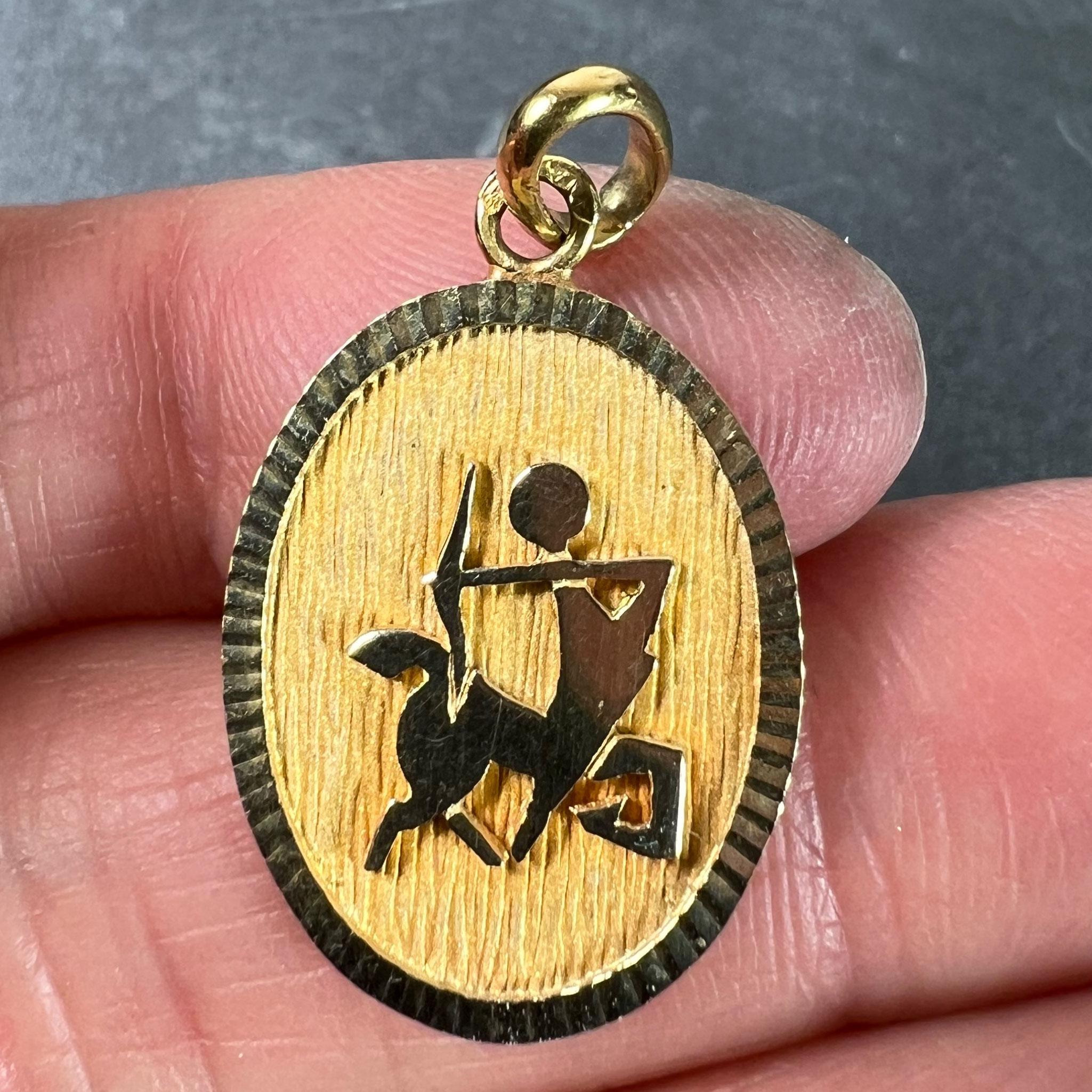 Pendentif médaille à breloques en or jaune 18K signe astrologique du Sagittaire français en vente 1