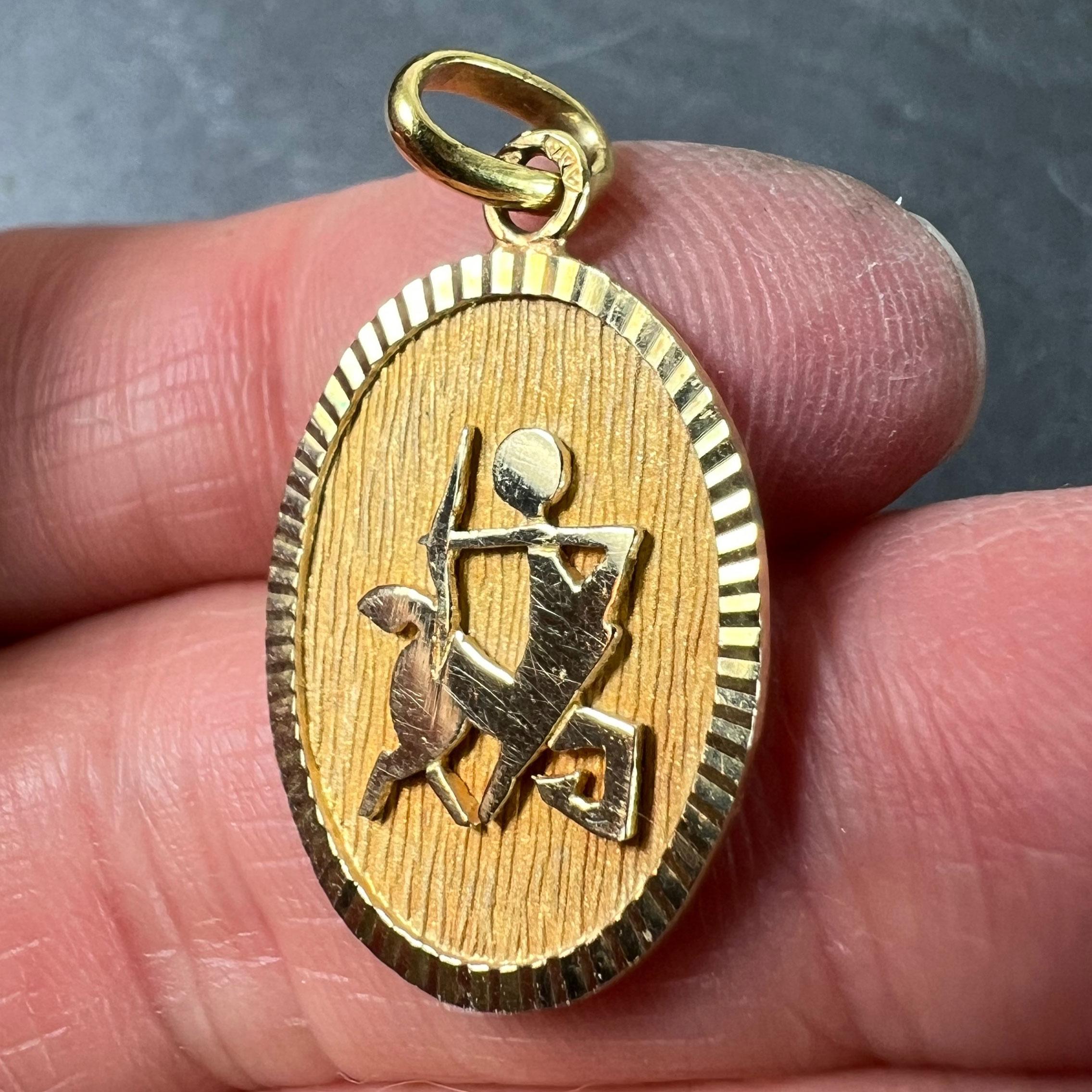 Pendentif médaille à breloques en or jaune 18K signe astrologique du Sagittaire français en vente 2