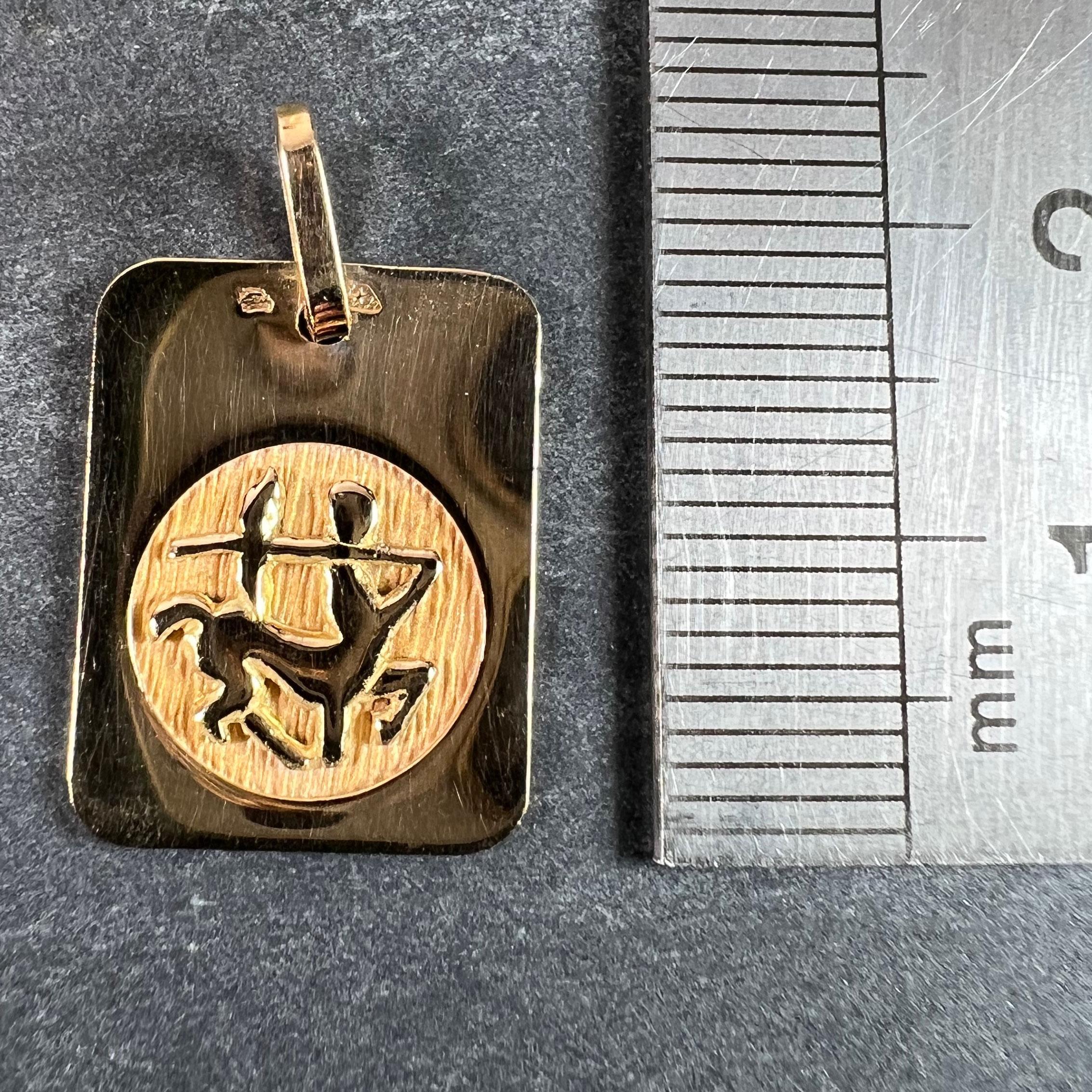 Pendentif médaille à breloques en or jaune 18K signe astrologique du Sagittaire français en vente 4