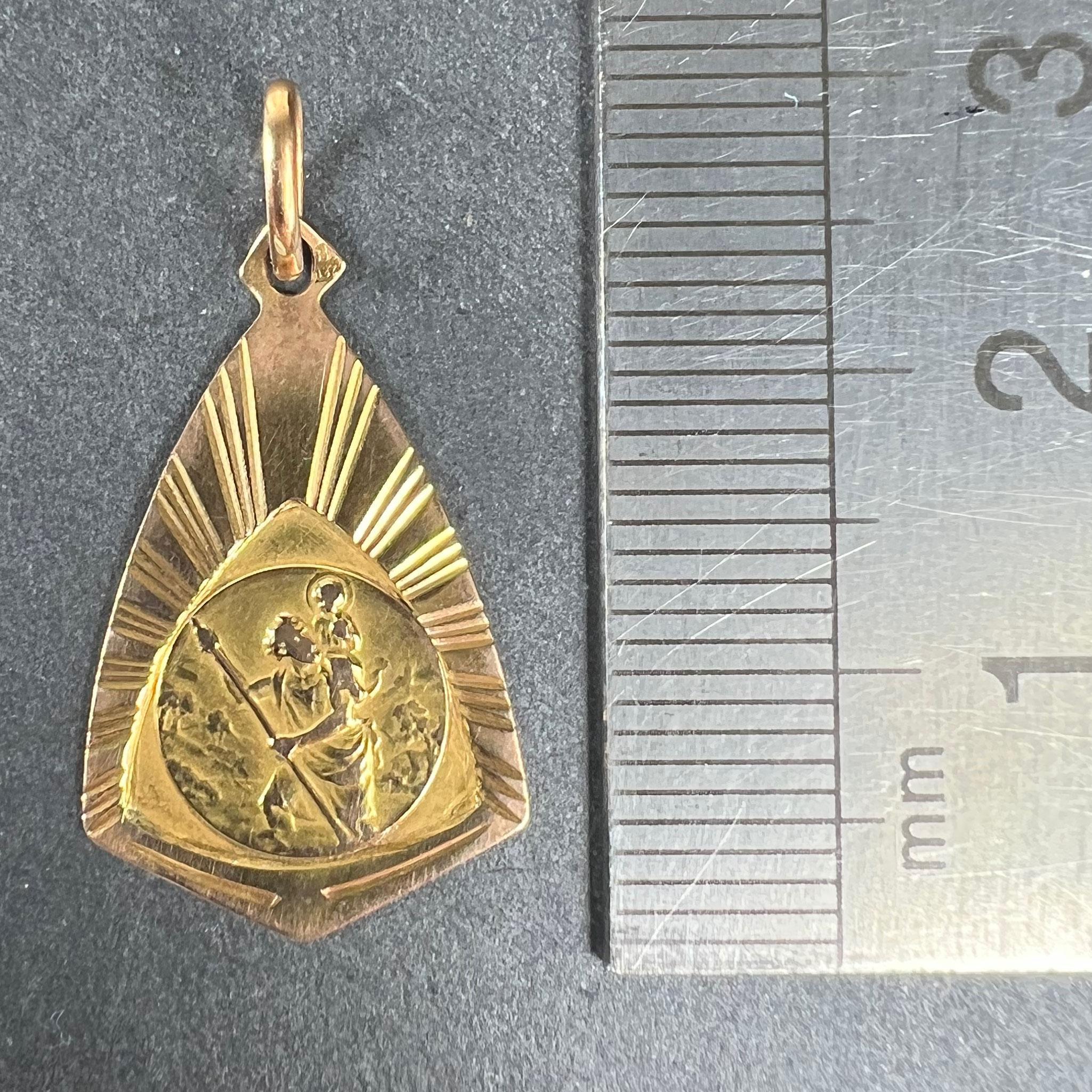 French Saint Christopher 18K Yellow Gold Charm Pendant Medal en venta 6