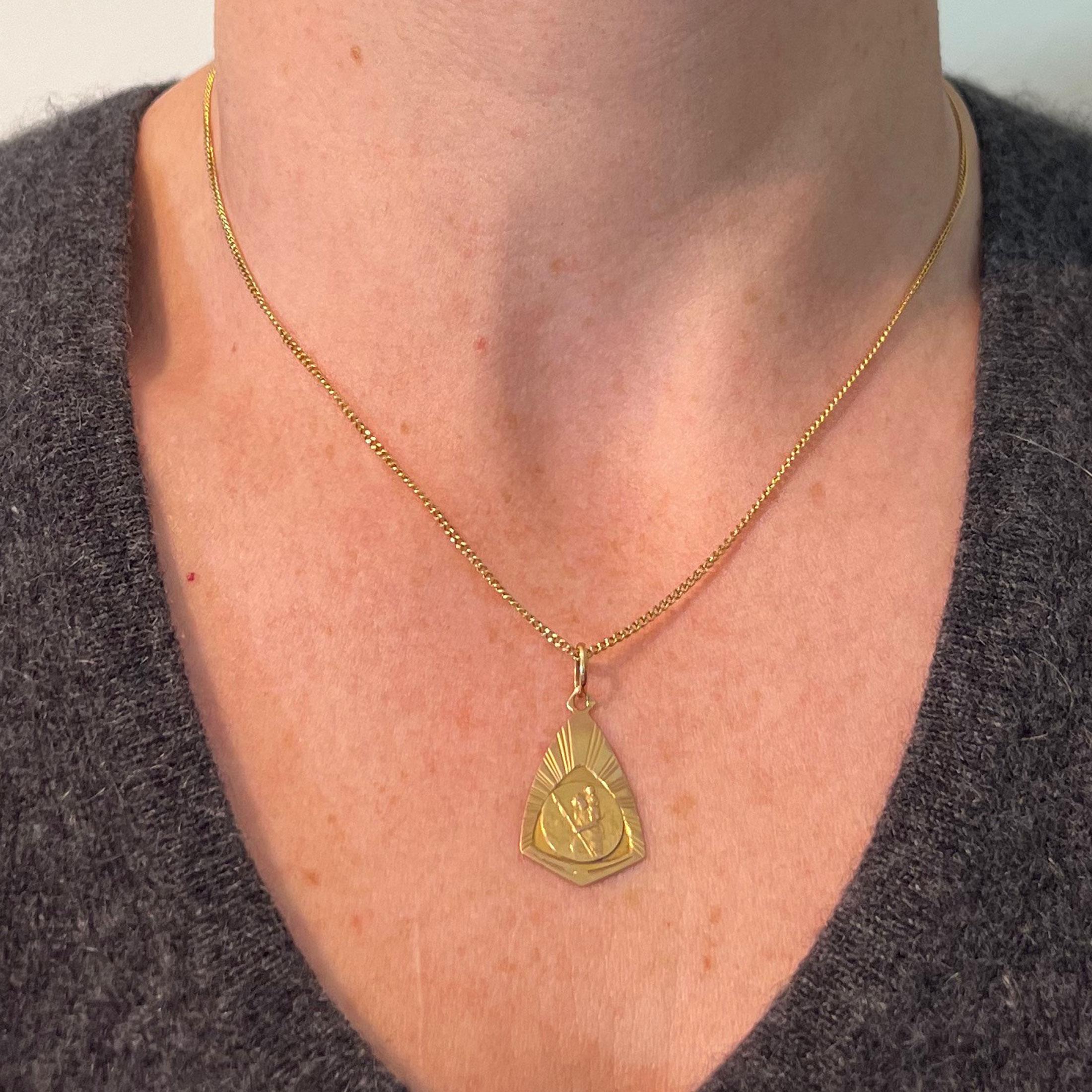 Femenino o masculino French Saint Christopher 18K Yellow Gold Charm Pendant Medal en venta