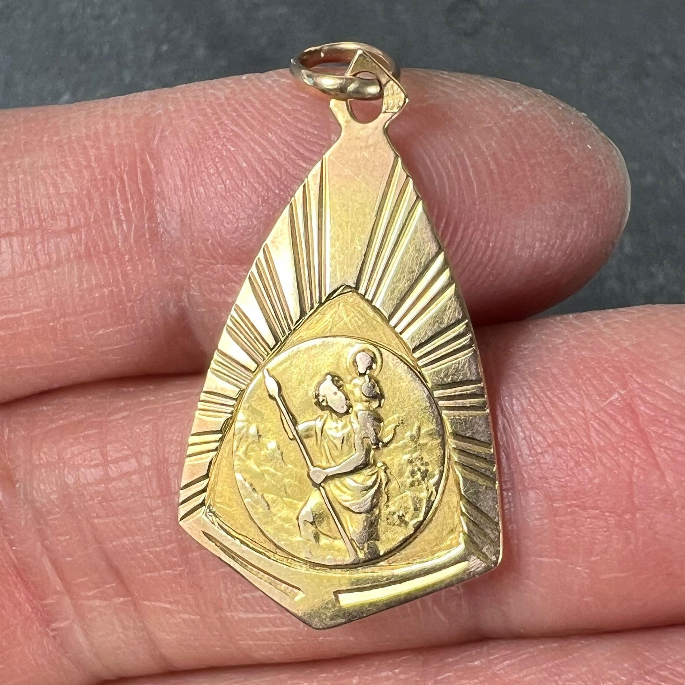 French Saint Christopher 18K Yellow Gold Charm Pendant Medal en venta 2