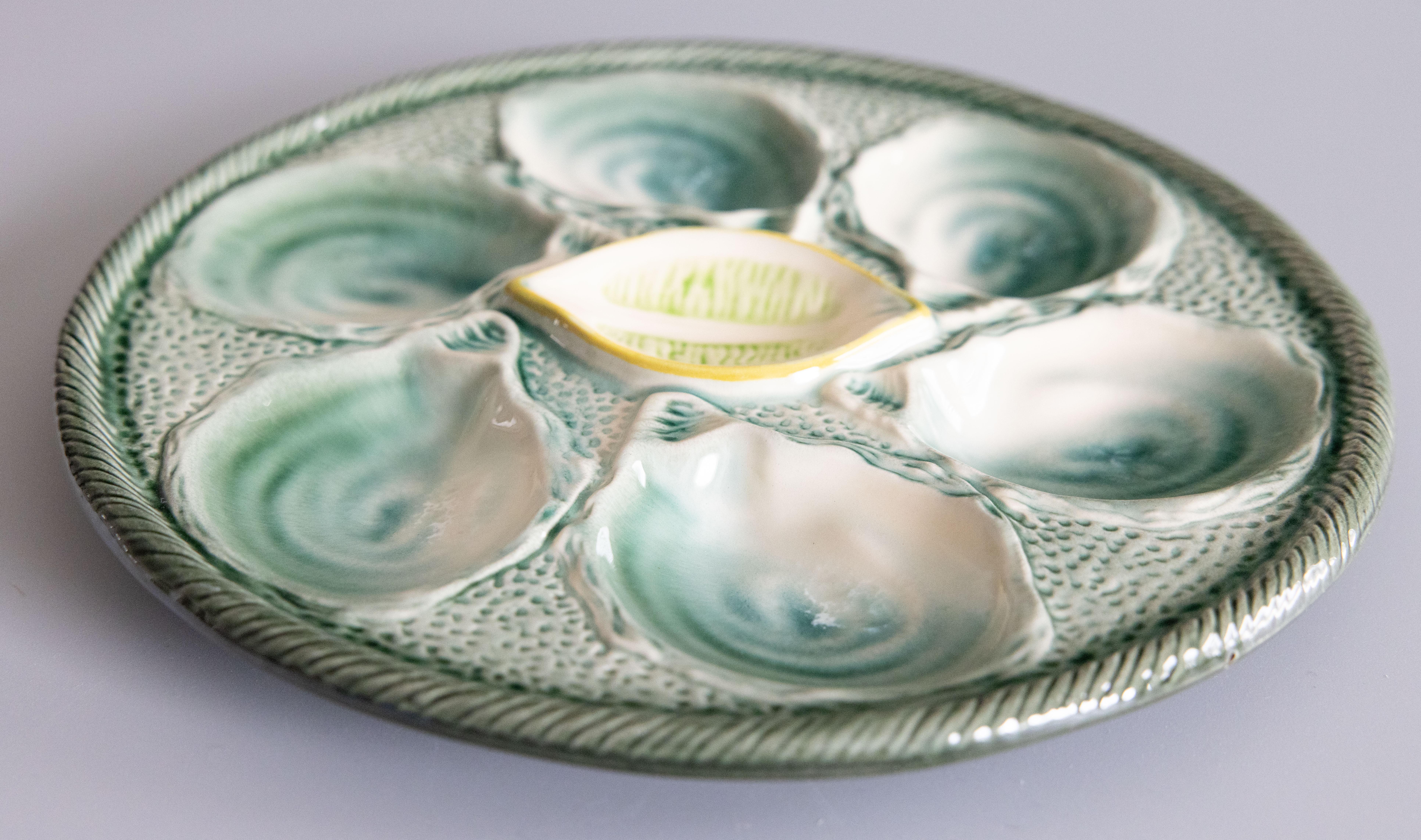 Français Assiette à huîtres en majolique bleue, verte et jaune à coins en forme de citron, Saint Clément, 1920 en vente